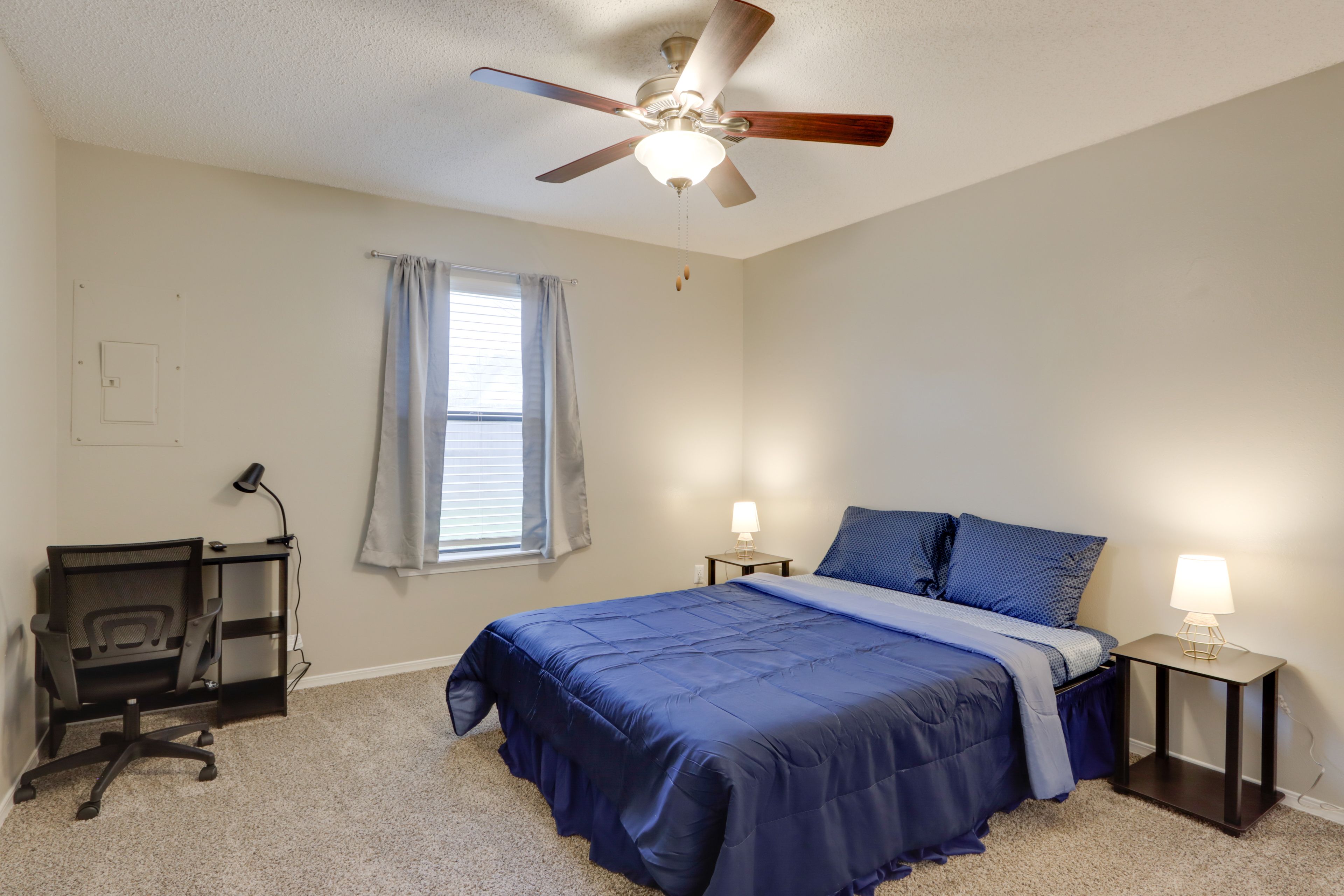 Bedroom 1 | Queen Bed | Desk