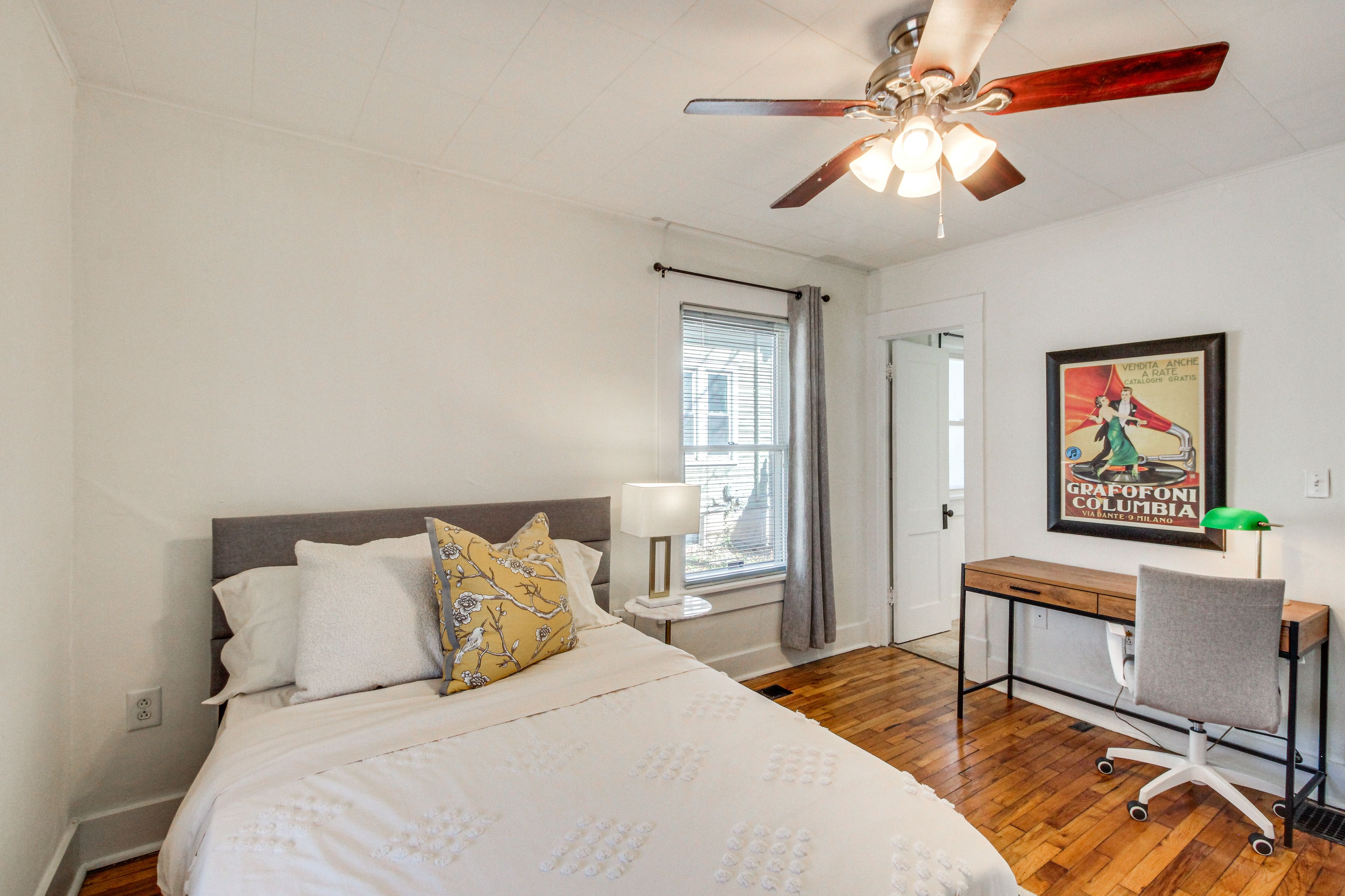 Bedroom 2 | Full Bed | Desk | 1st Floor