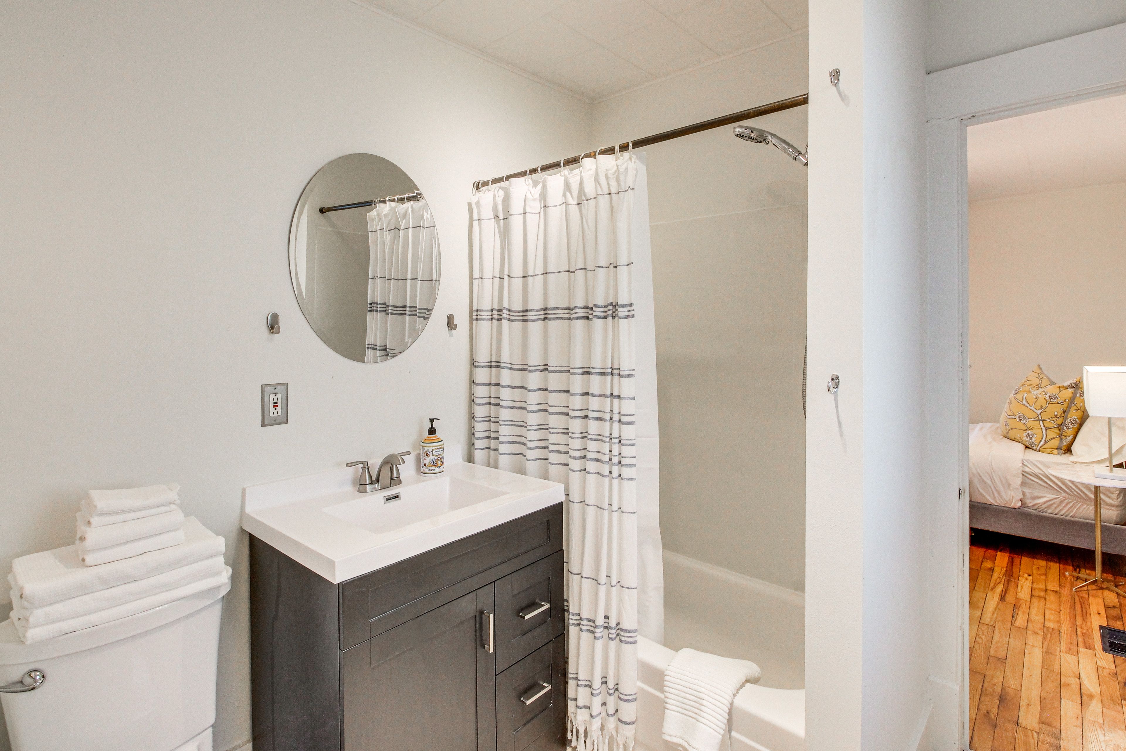 Full Bathroom | Complimentary Toiletries | 1st Floor