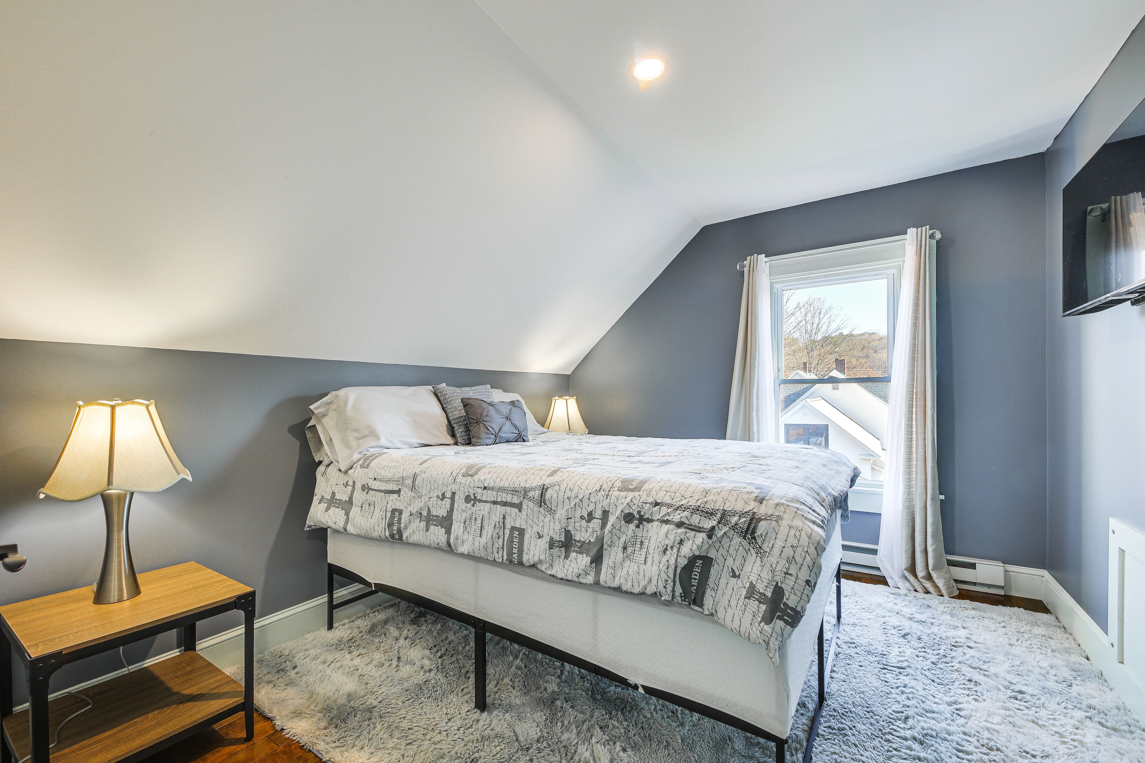 Bedroom 1 | 2nd Floor | Queen Bed | Smart TV