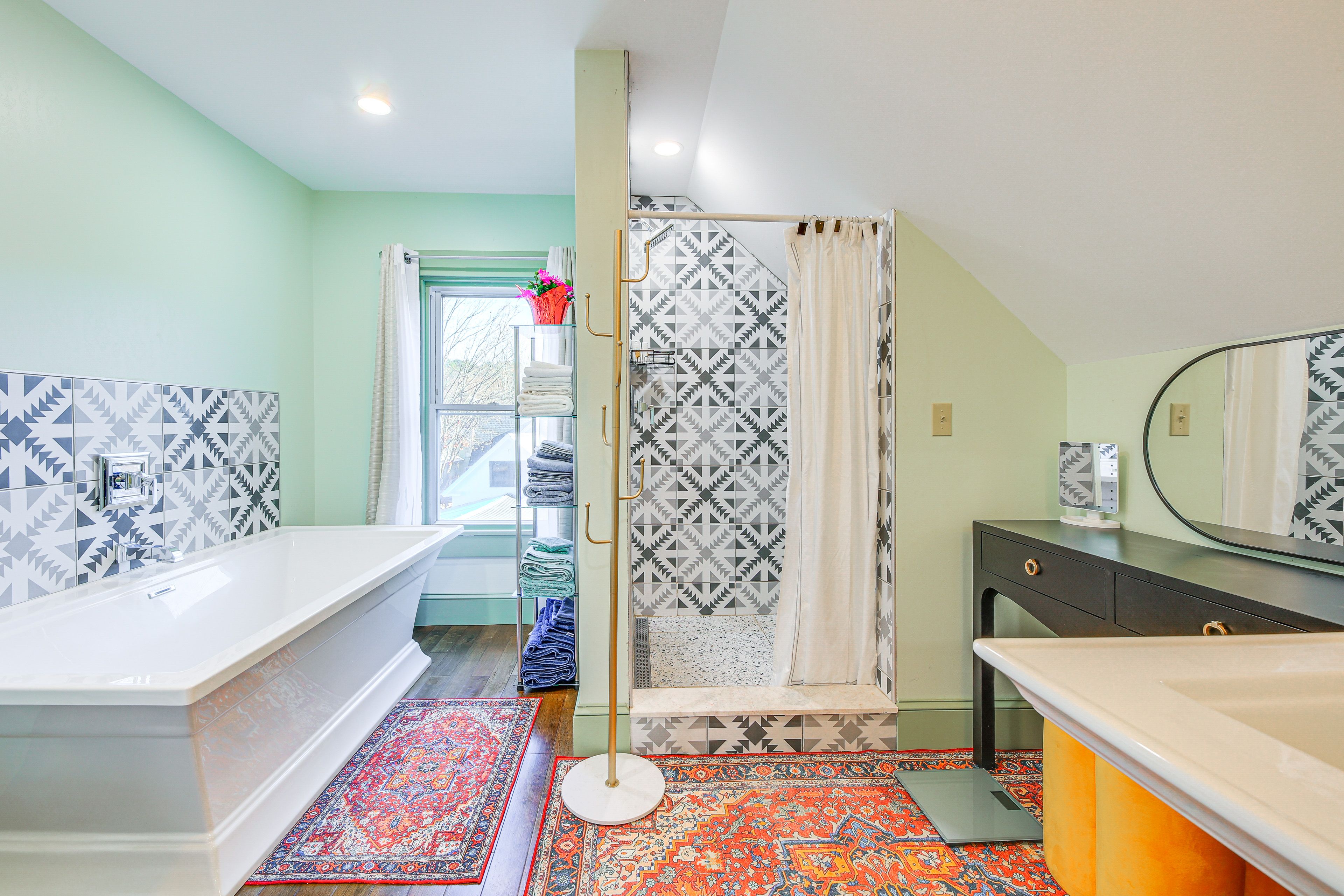 Full Bathroom | 2nd Floor | Towels Provided