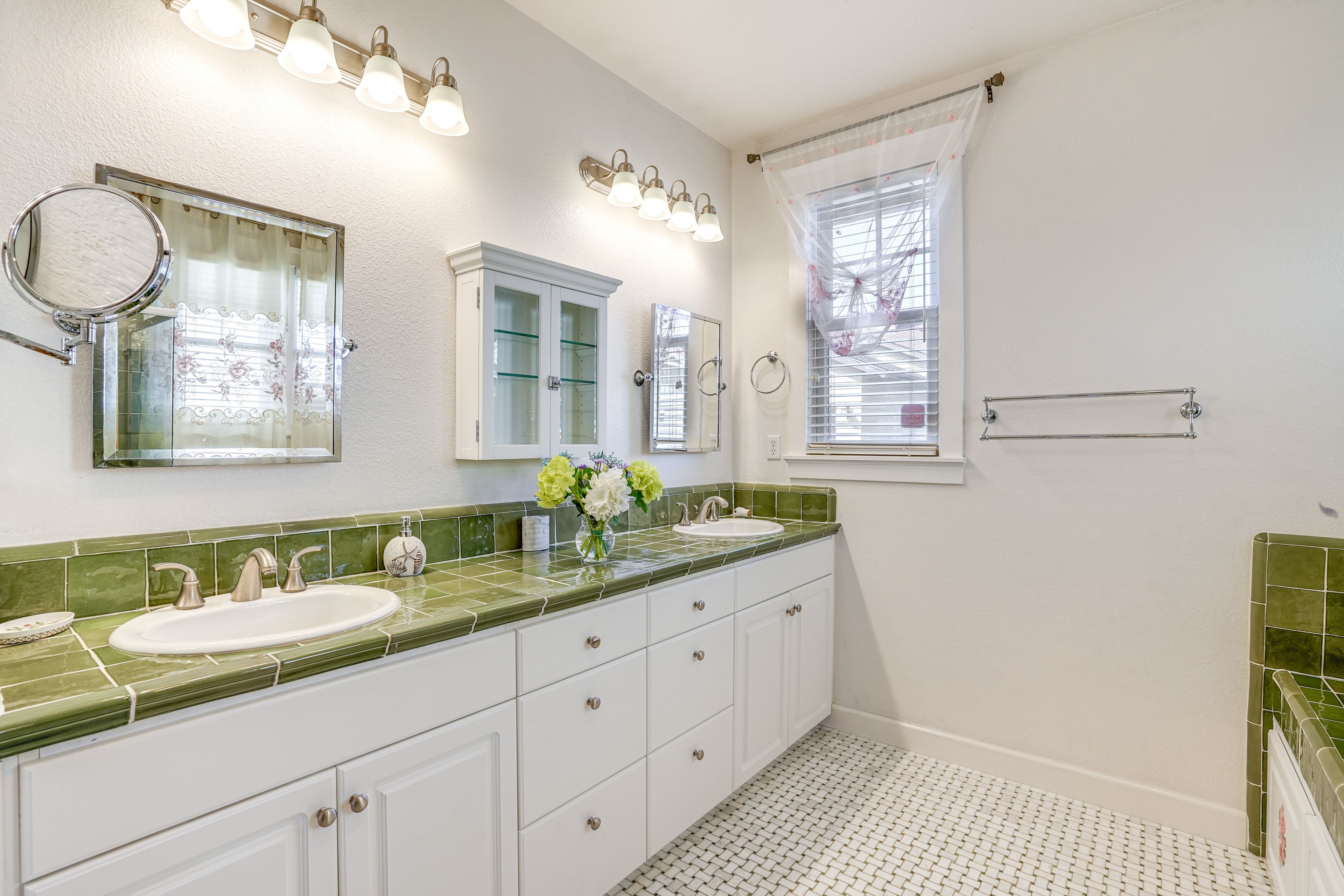 Full Bathroom | 1st Floor | Jetted Tub | Walk-In Shower | Towels Provided