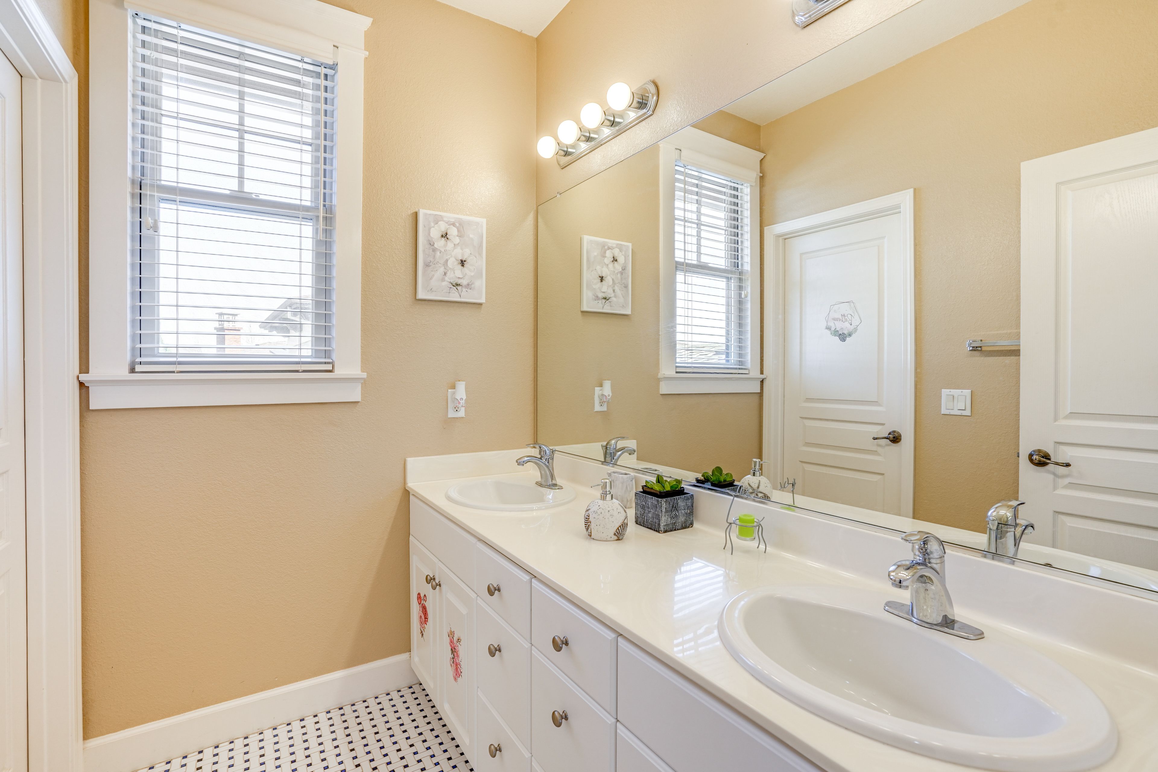 Full Bathroom | 2nd Floor | Shower/Tub Combo | Hair Dryer