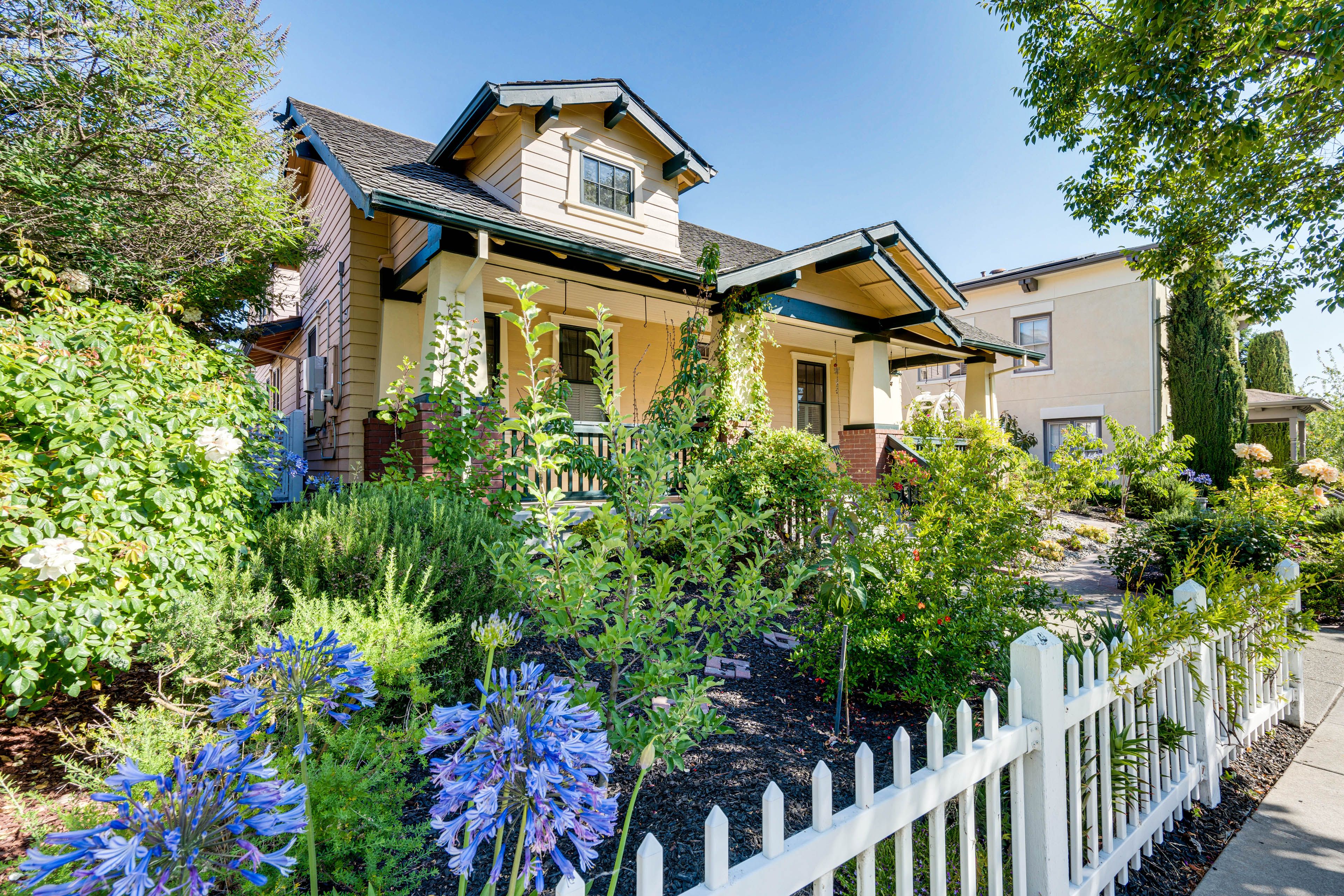 Parking | Driveway (1 Vehicle) | Street Parking (First-Come, First-Served Basis)