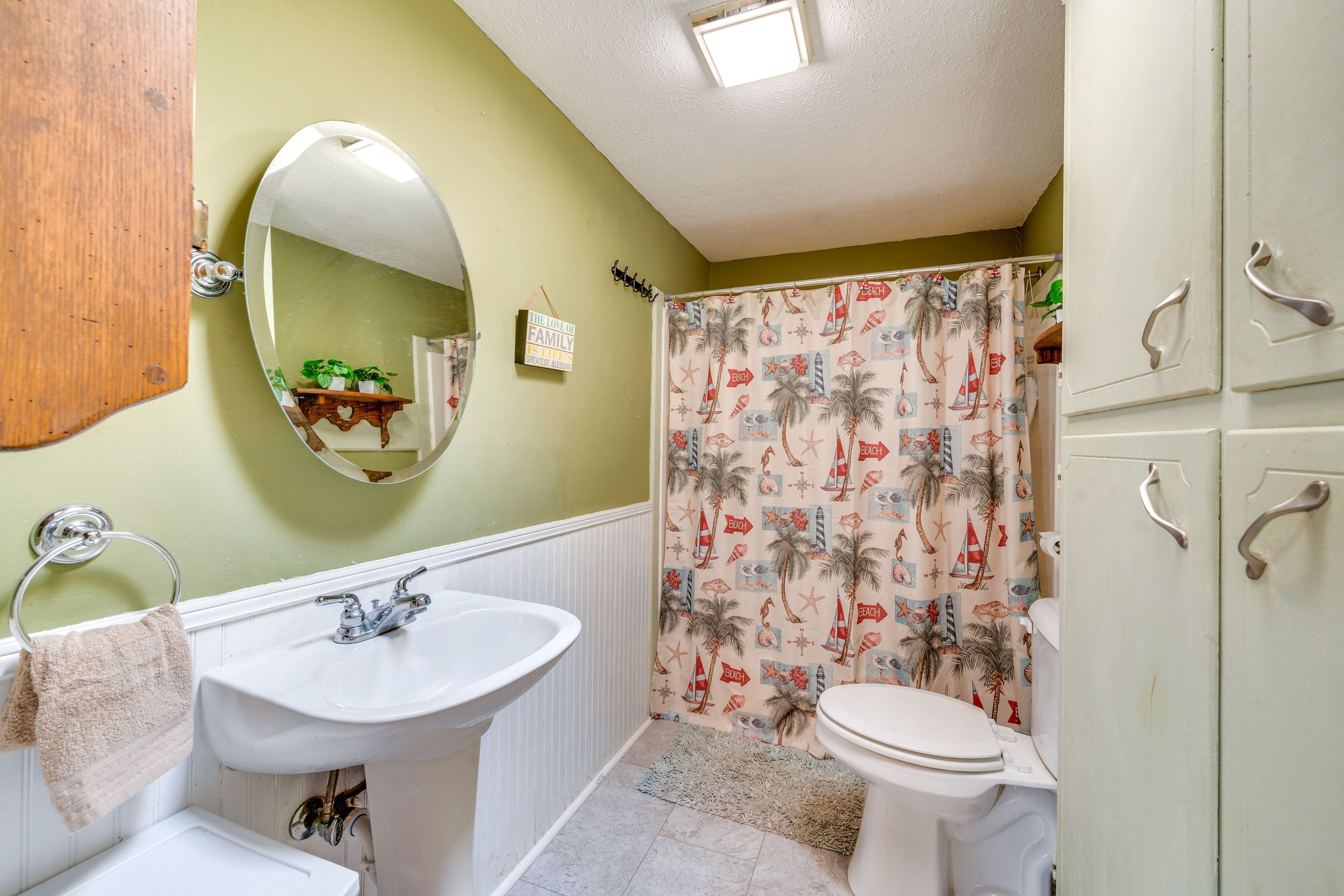 Full Bathroom | Main Level | Towels Provided