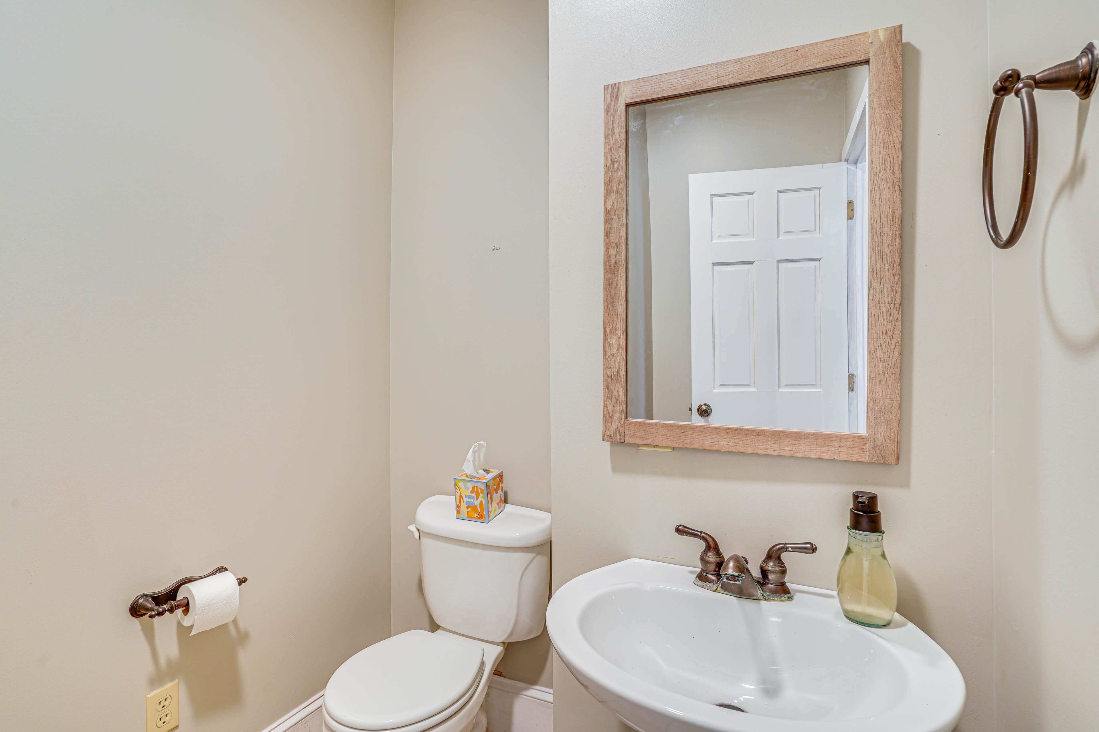Half Bathroom | 1st Floor | Towels Provided