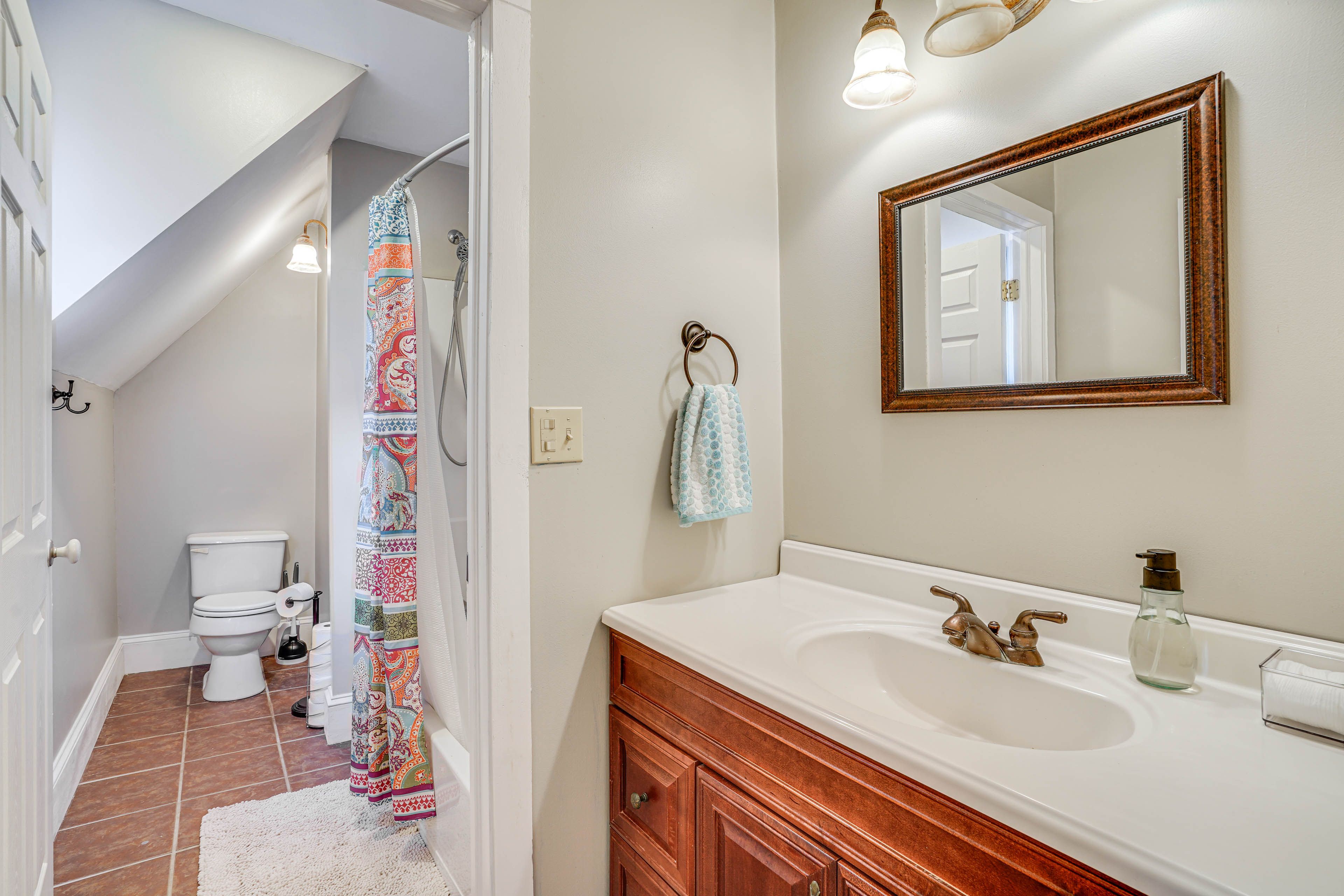 Full Bathroom | 2nd Floor | Complimentary Toiletries