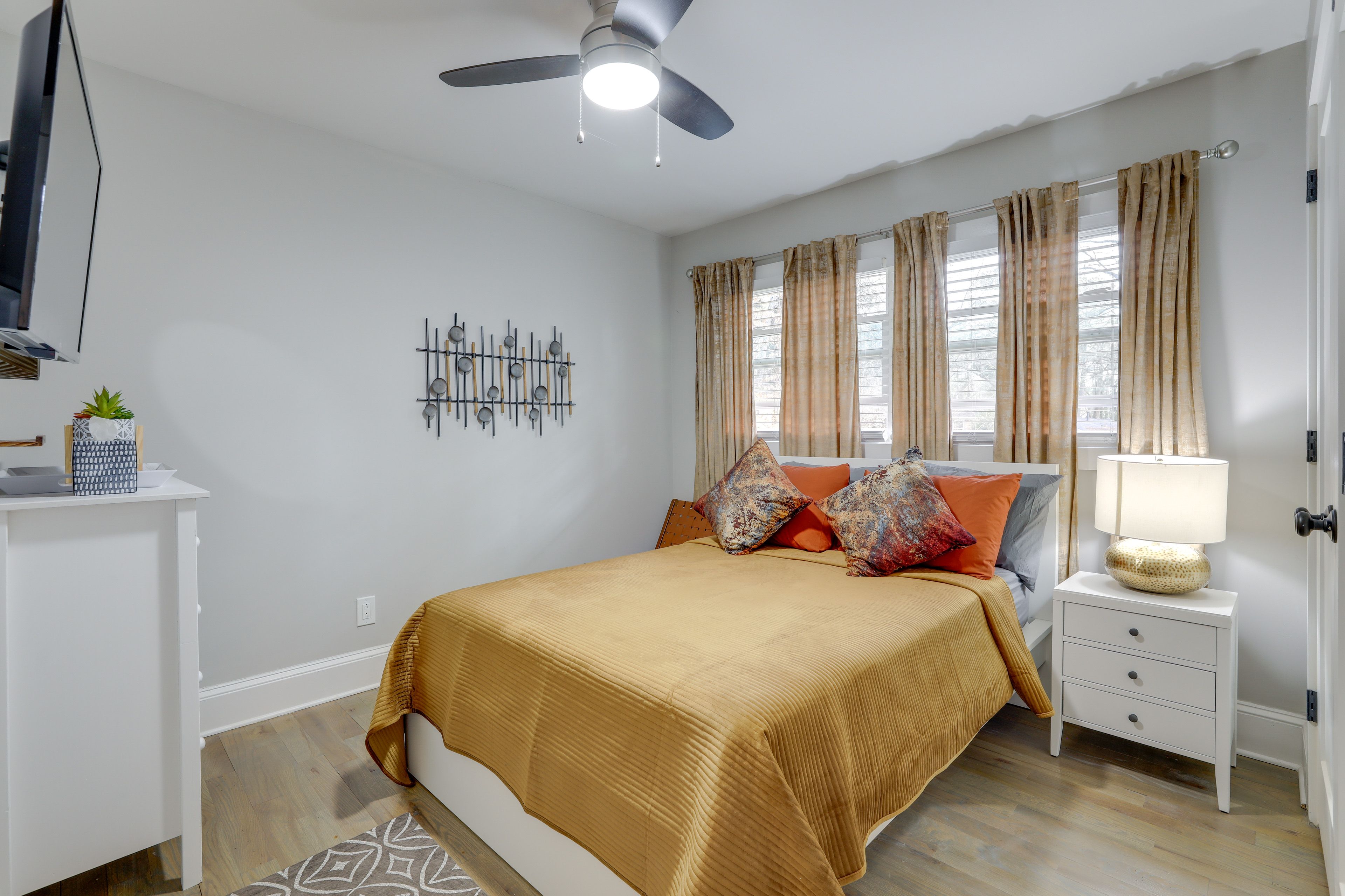 Bedroom 2 | Full Bed | Hangers