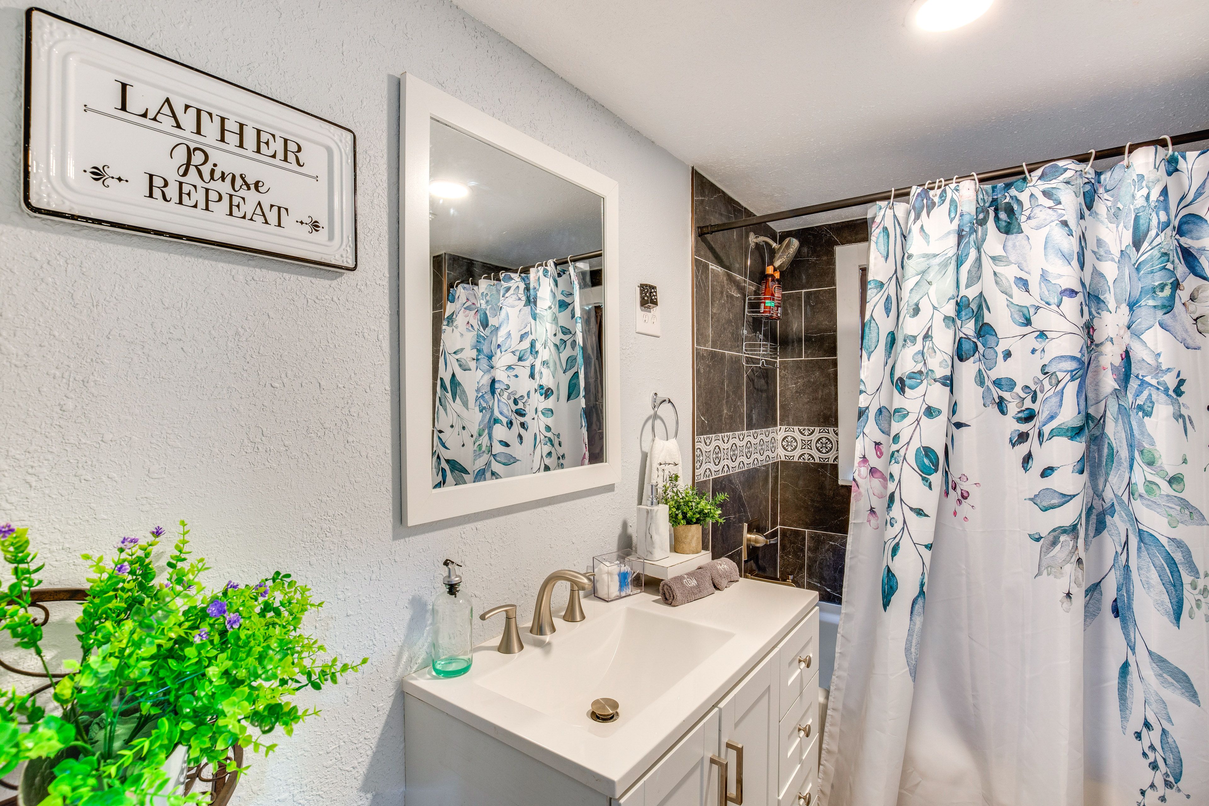 Full Bathroom | Towels Provided