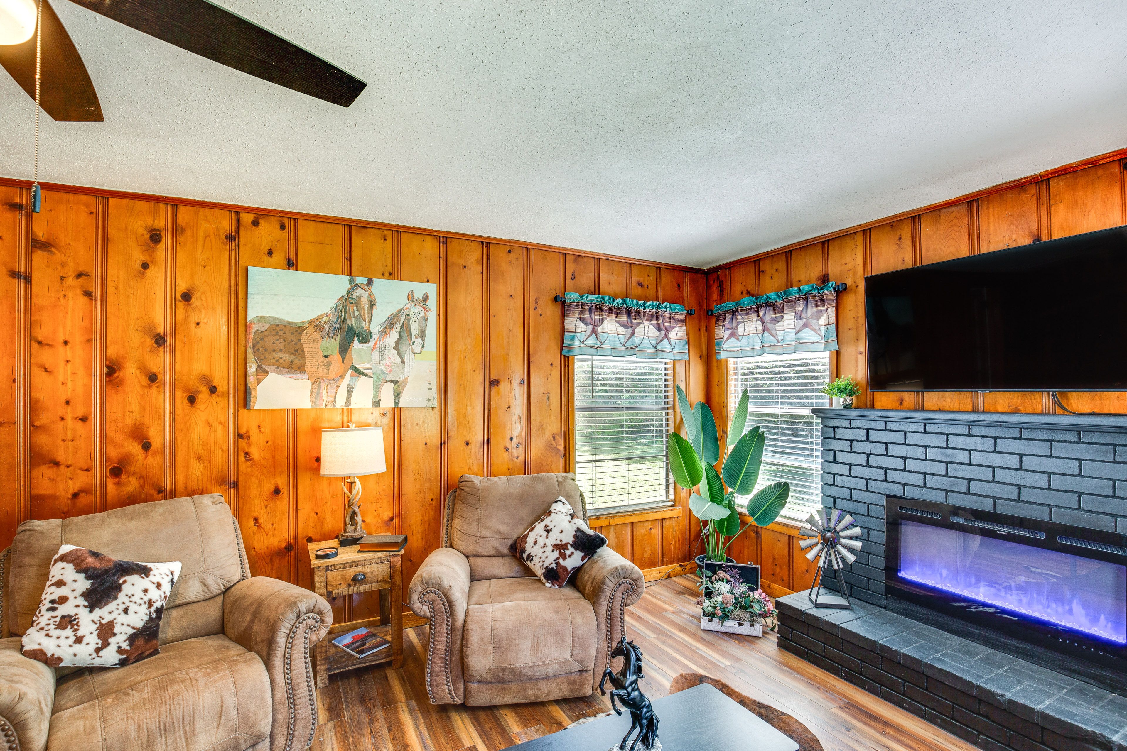 Living Room | Sleeper Sofa | Smart TV | 2 Interior Steps