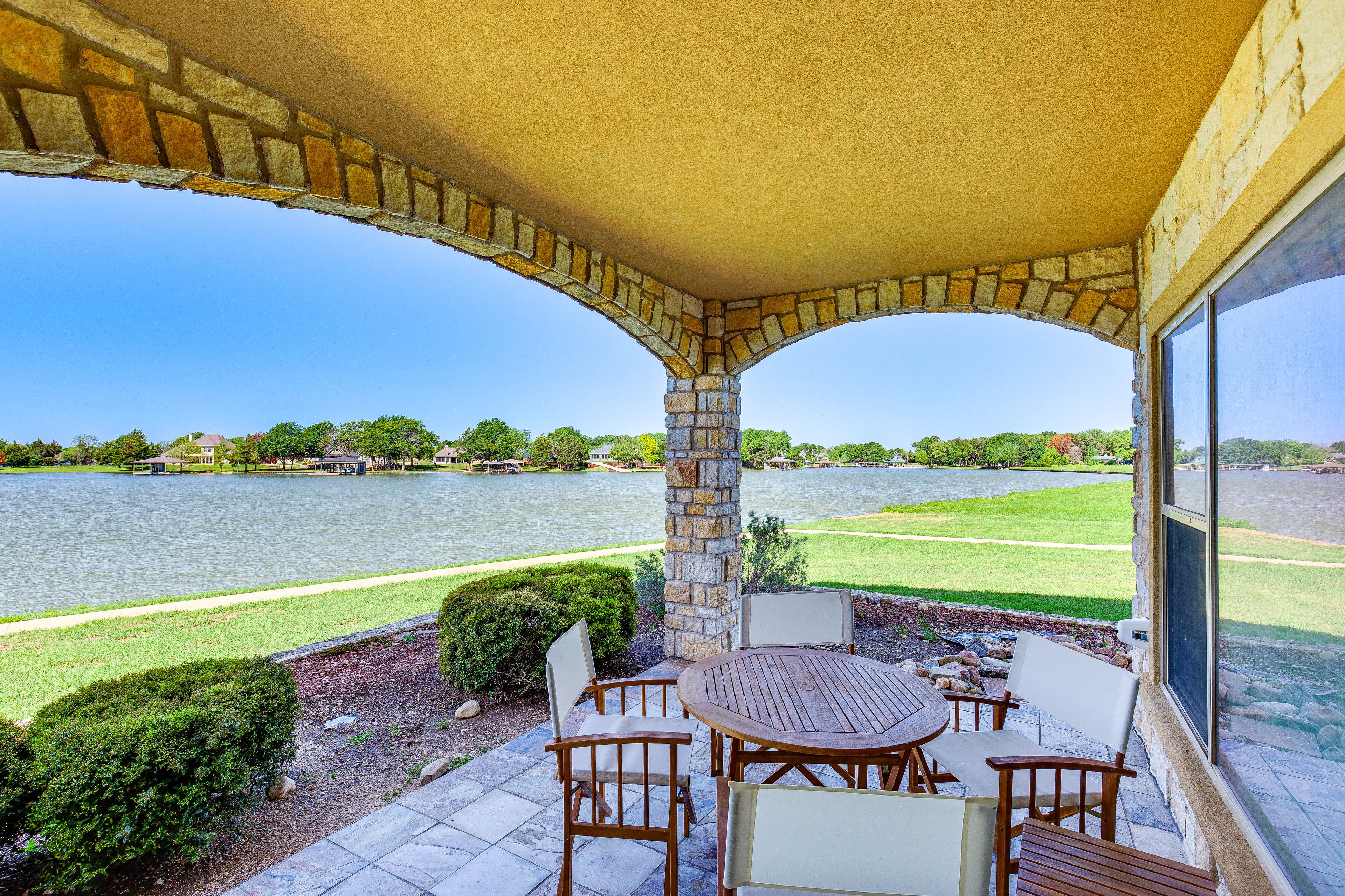 Corsicana Vacation Rental | 2BR | 2BA | 1,400 Sq Ft | Step-Free Entry