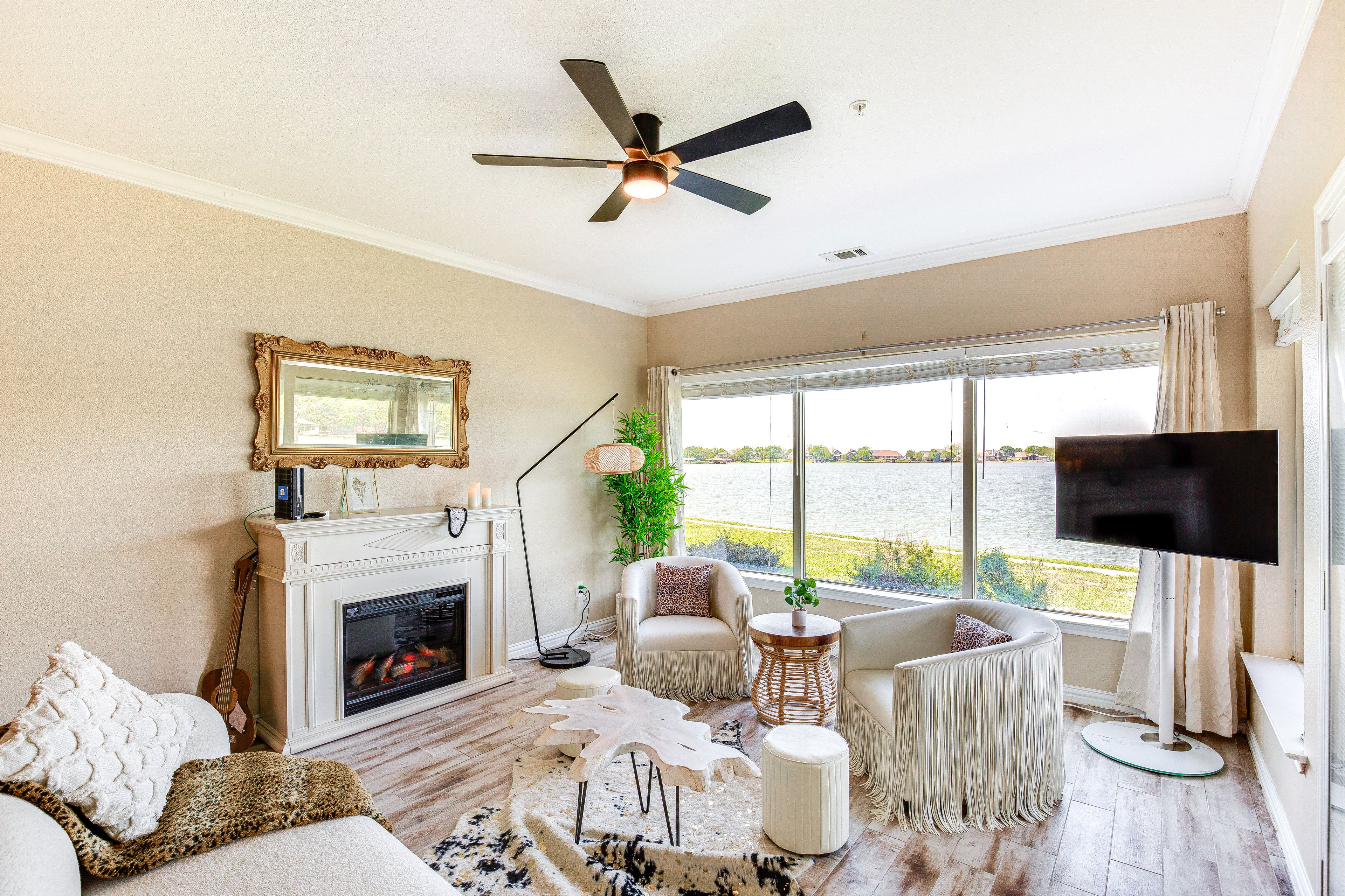 Living Room | Smart TV | Free WiFi | Central A/C & Heating