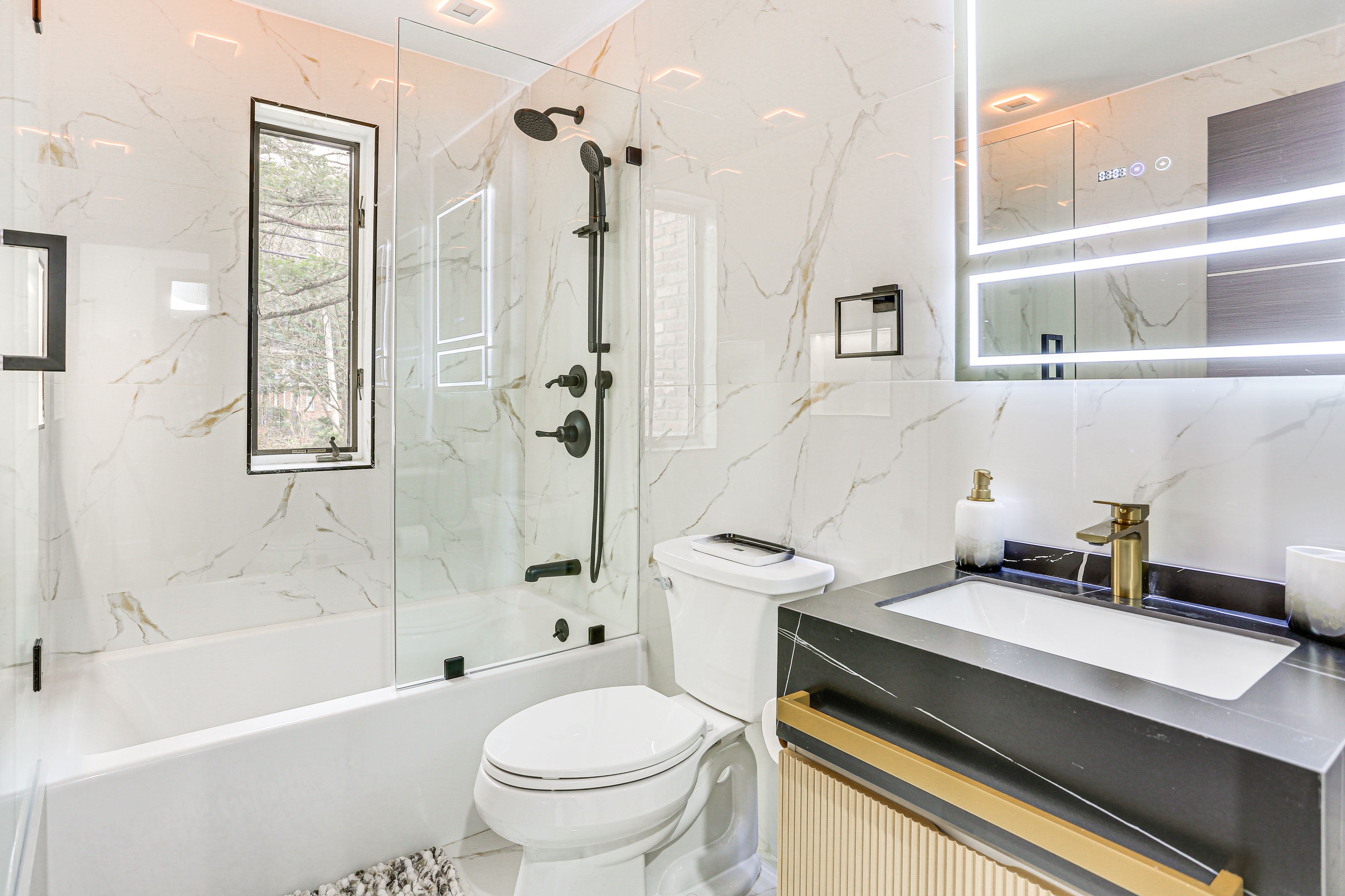 Full Bathroom | Towels Provided | Complimentary Toiletries | 2nd Floor