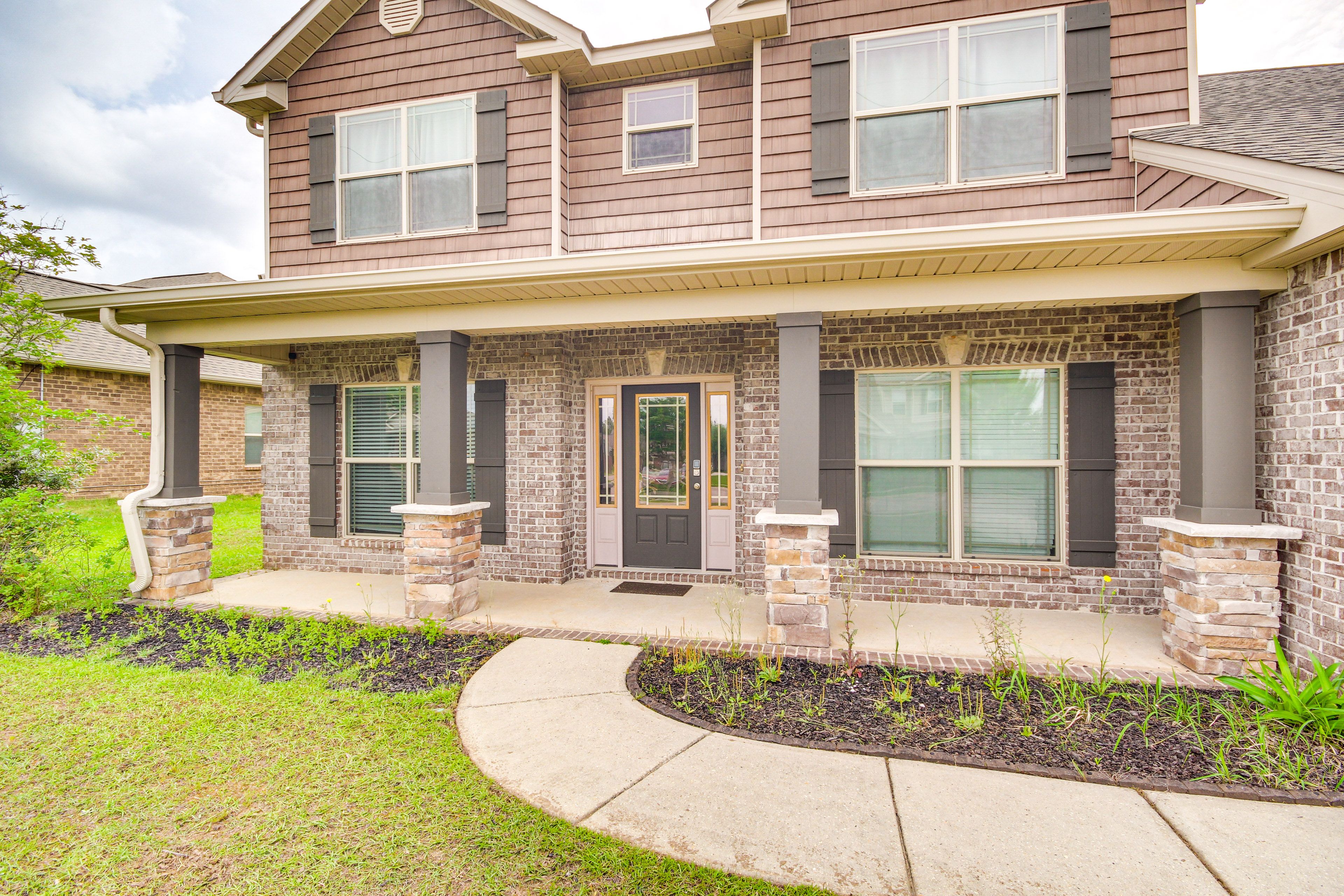 Exterior | Parking | Driveway (2 Vehicles) | Street Parking