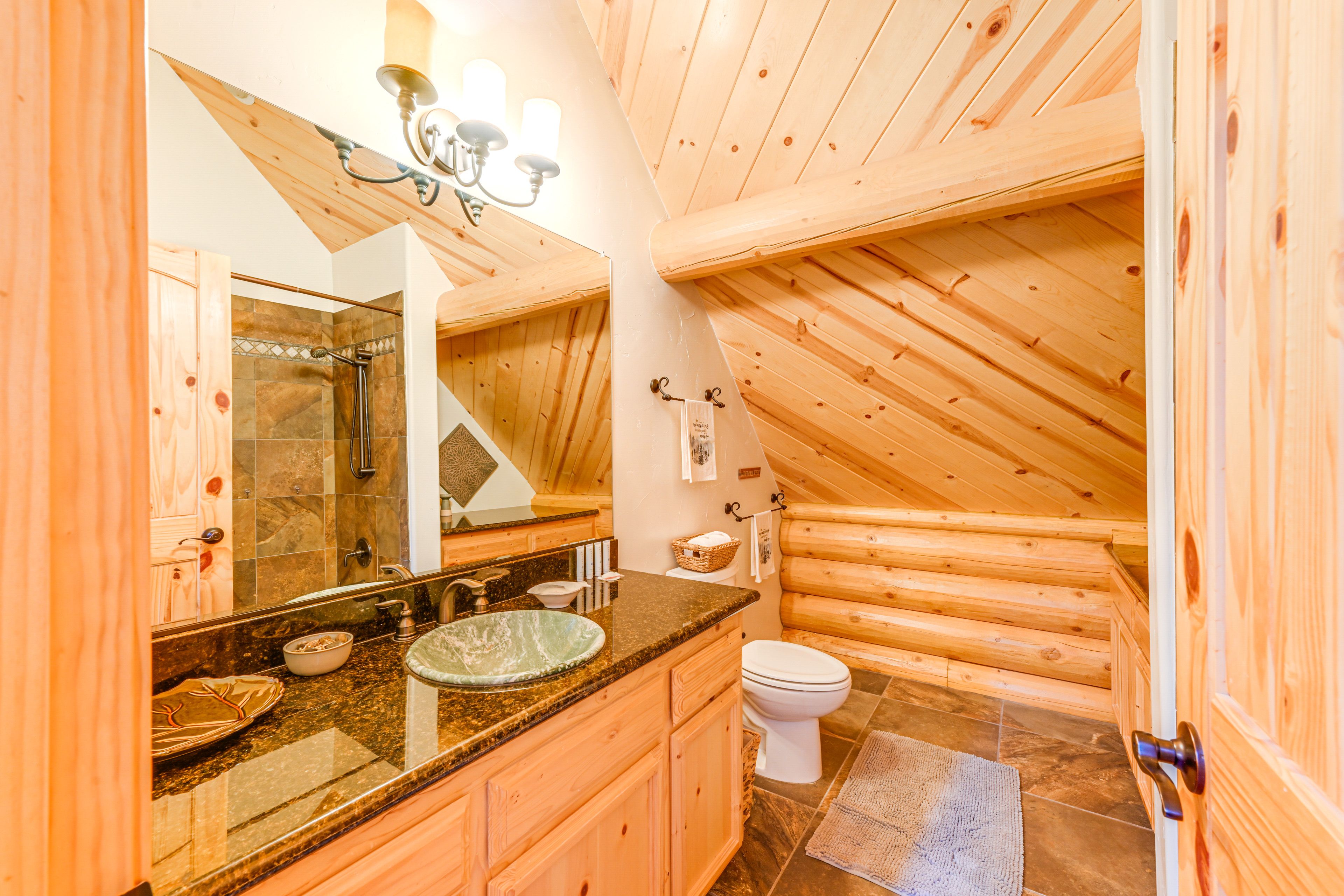 Full Bathroom | 2nd Floor | Towels Provided