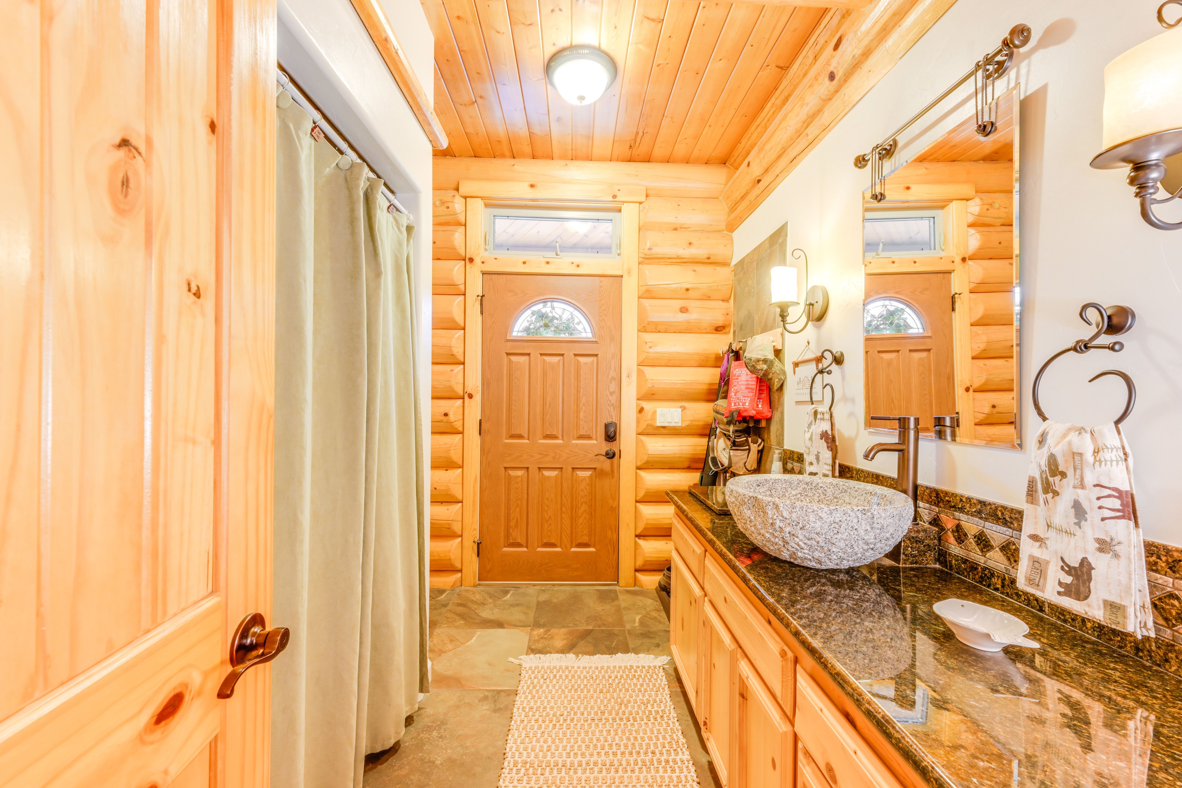 Half Bathroom | 1st Floor | Complimentary Toiletries