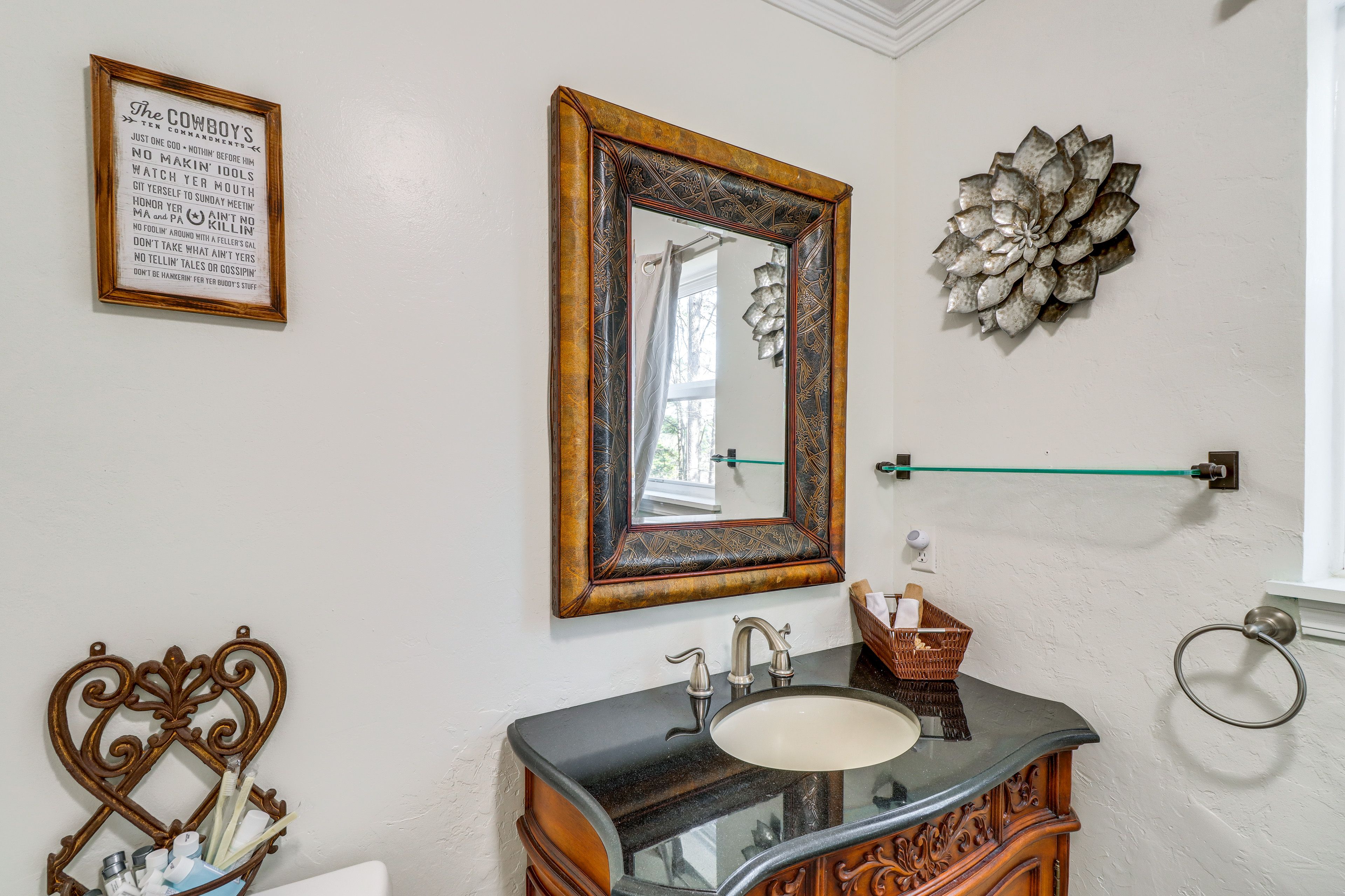 Full Bathroom | Complimentary Toiletries