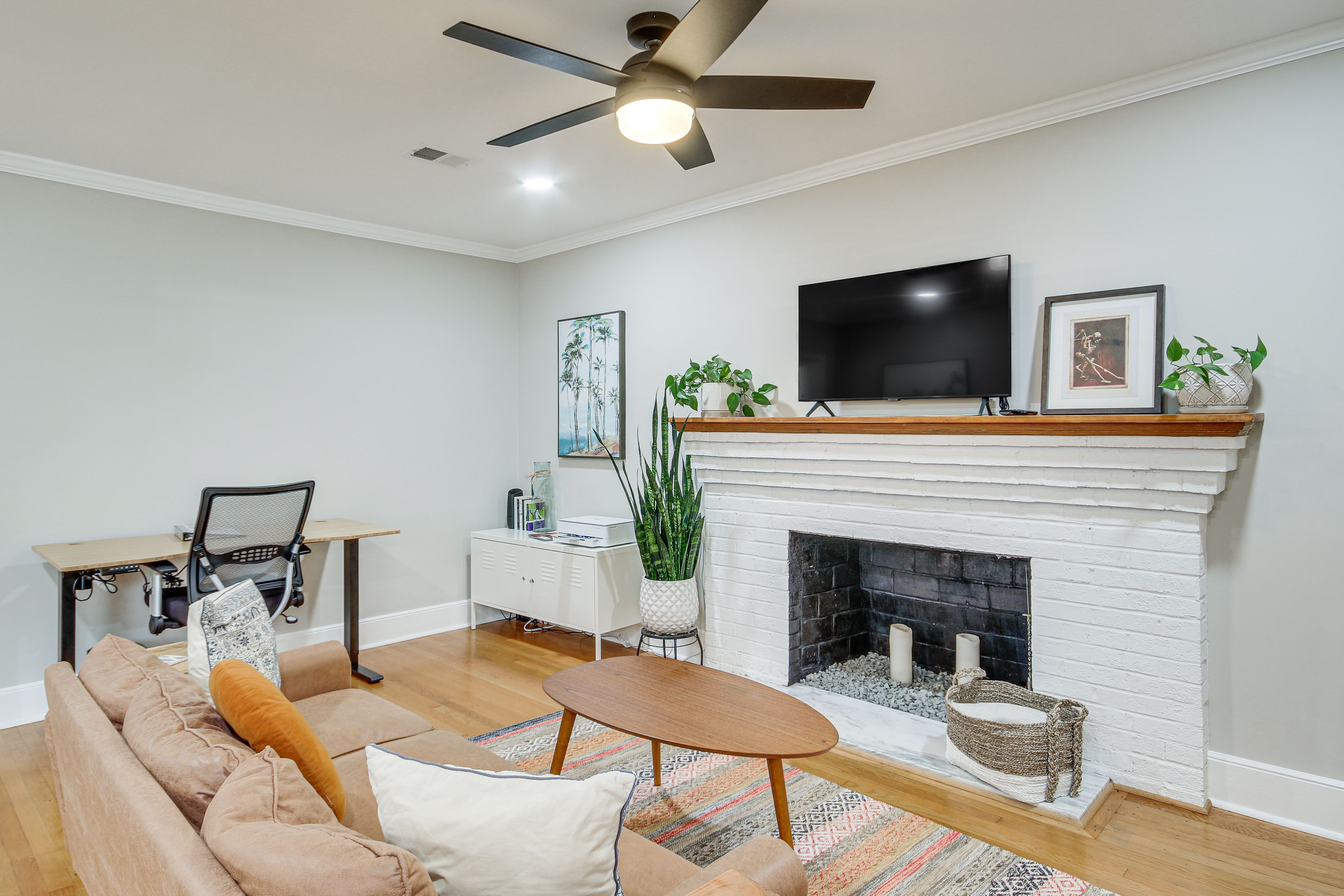 Living Room | Free WiFi | Central Heating & A/C | Smart TV