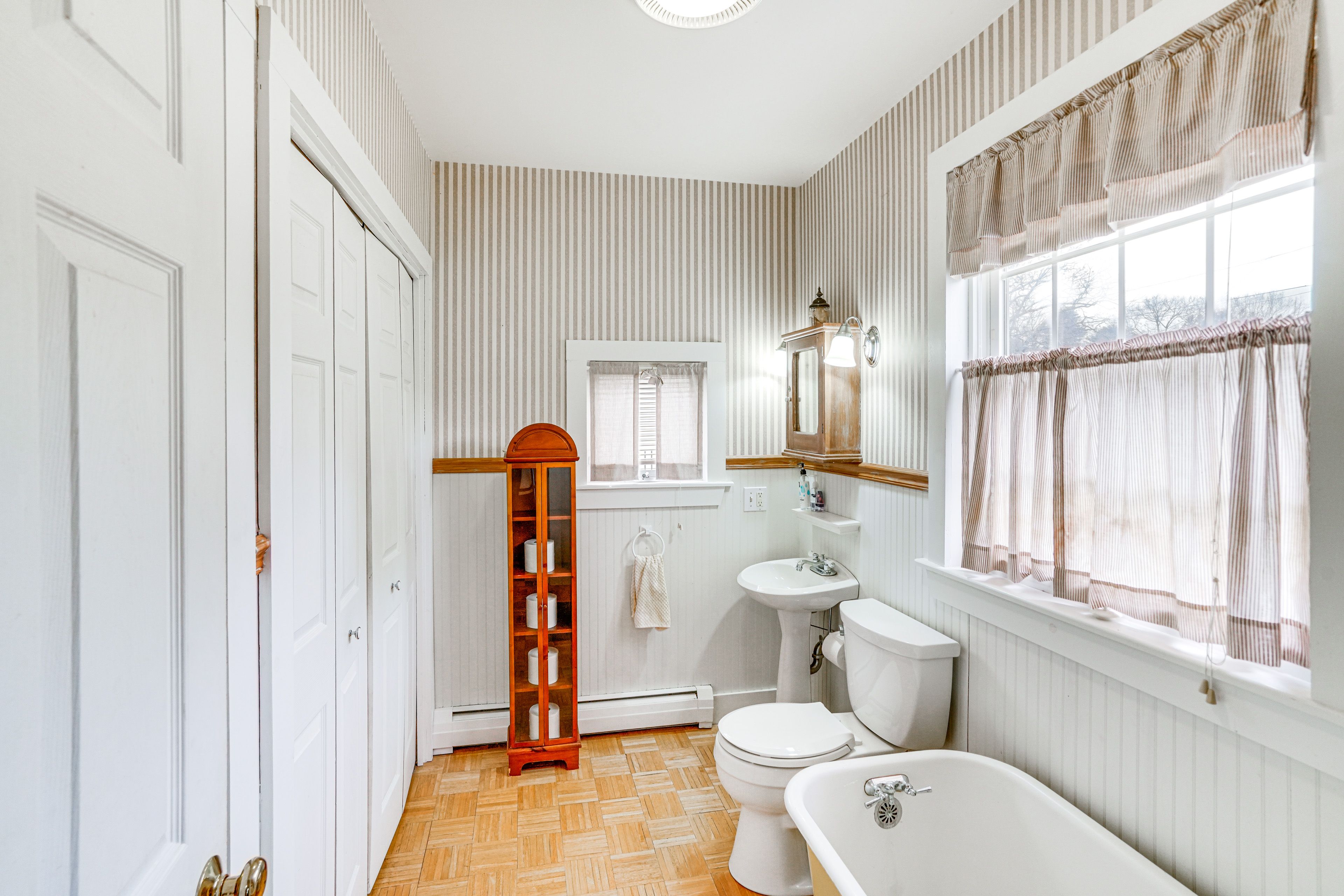 Full Bathroom | Towels Provided | 1st Floor