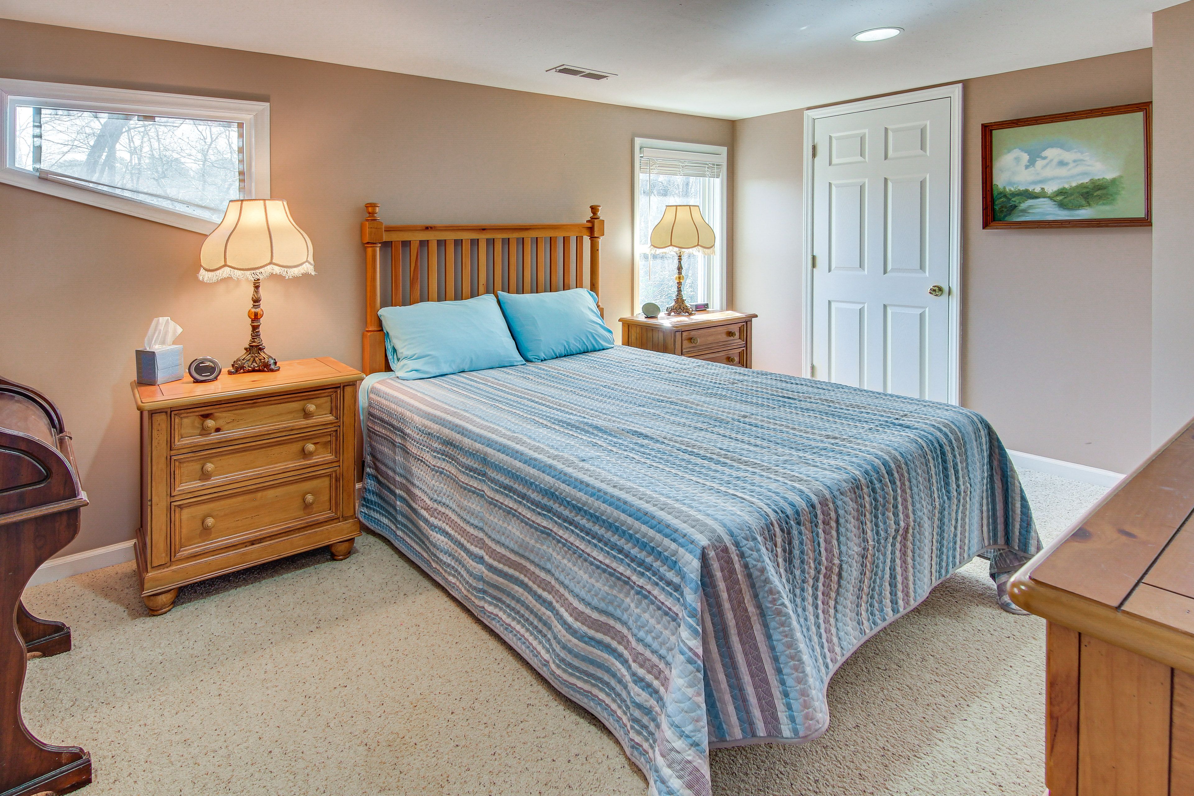 Bedroom 2 | Queen Bed | Smart TV | 2nd Floor