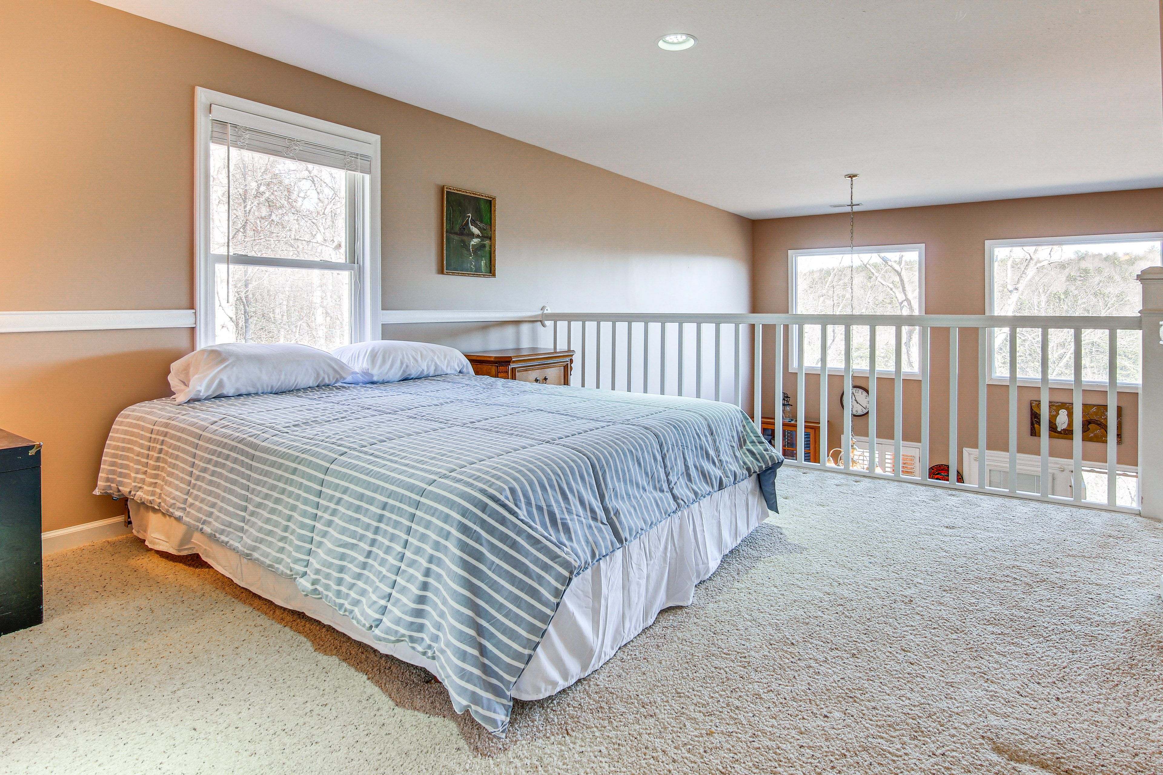 Loft | Queen Bed | 2nd Floor