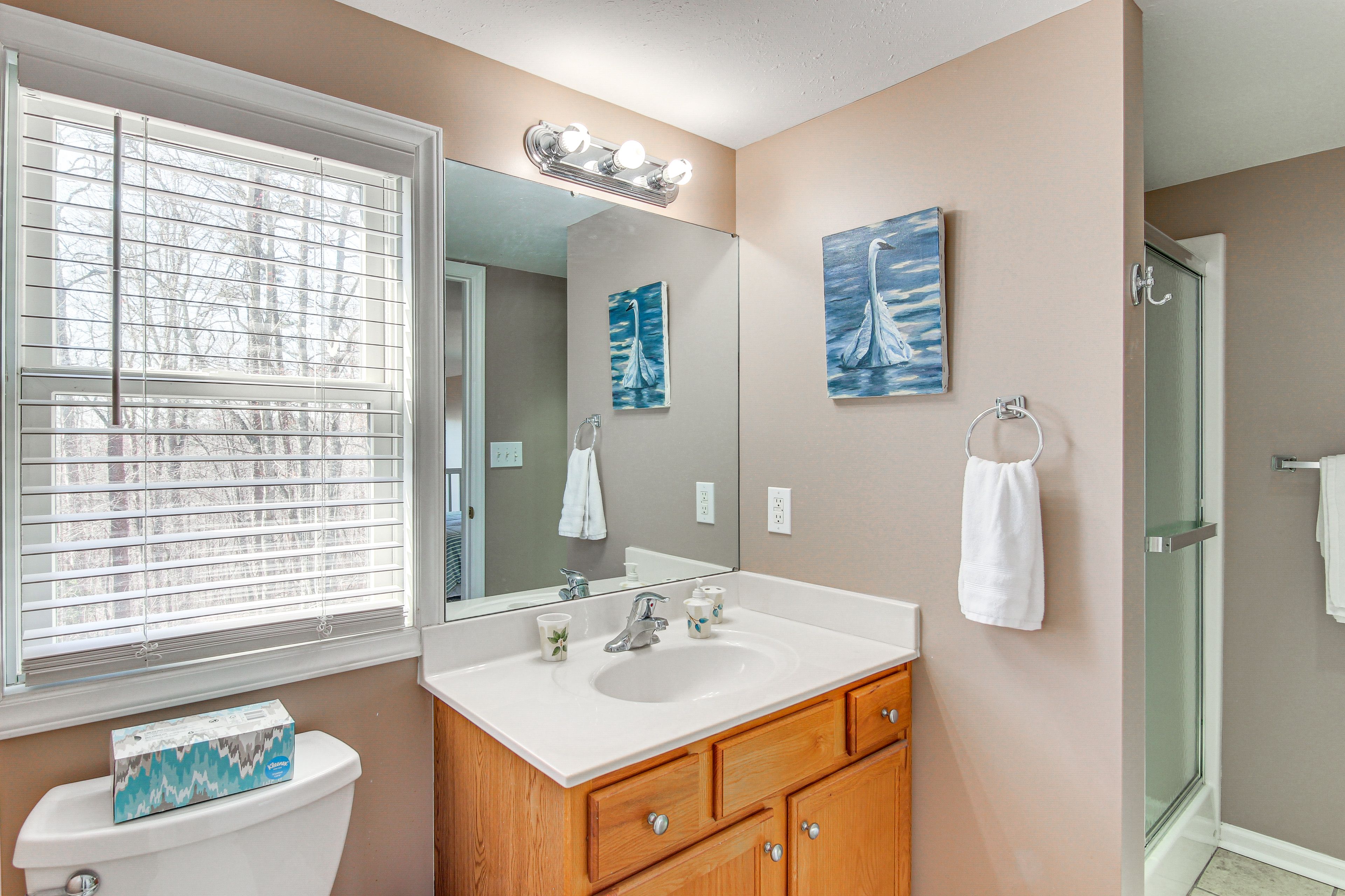 Full Bathroom | Towels Provided | 2nd Floor