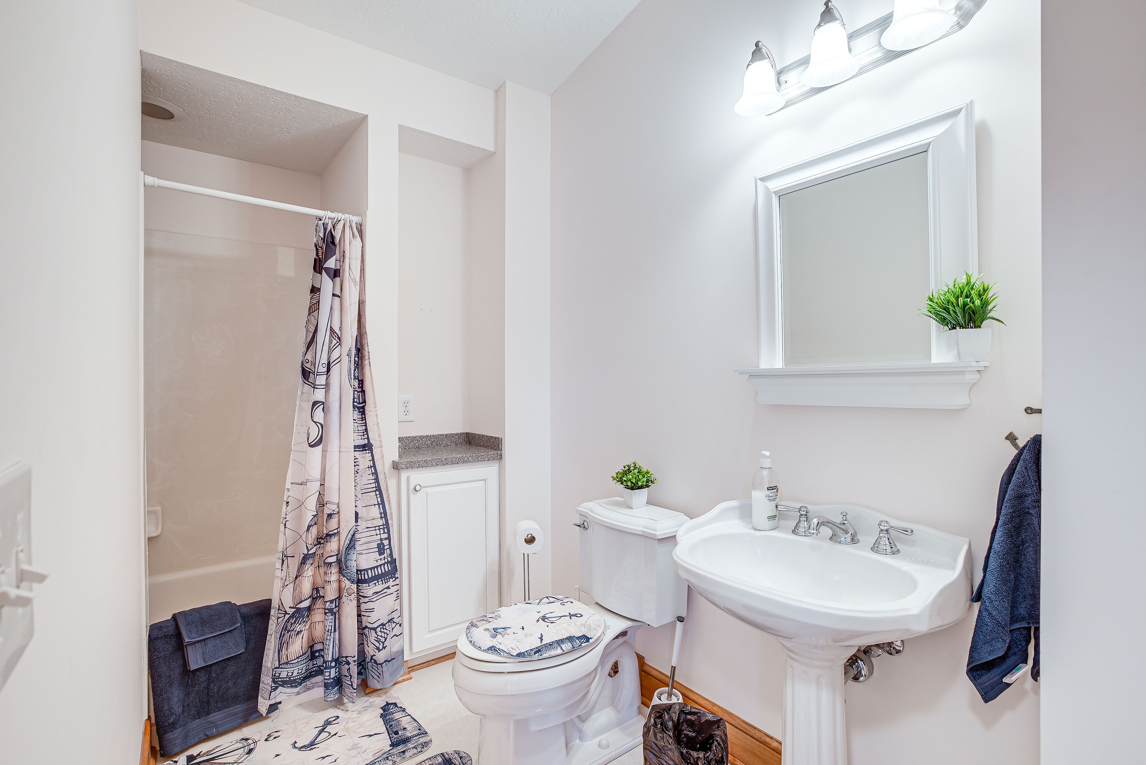 Full Bathroom | 2nd Floor | Towels Provided