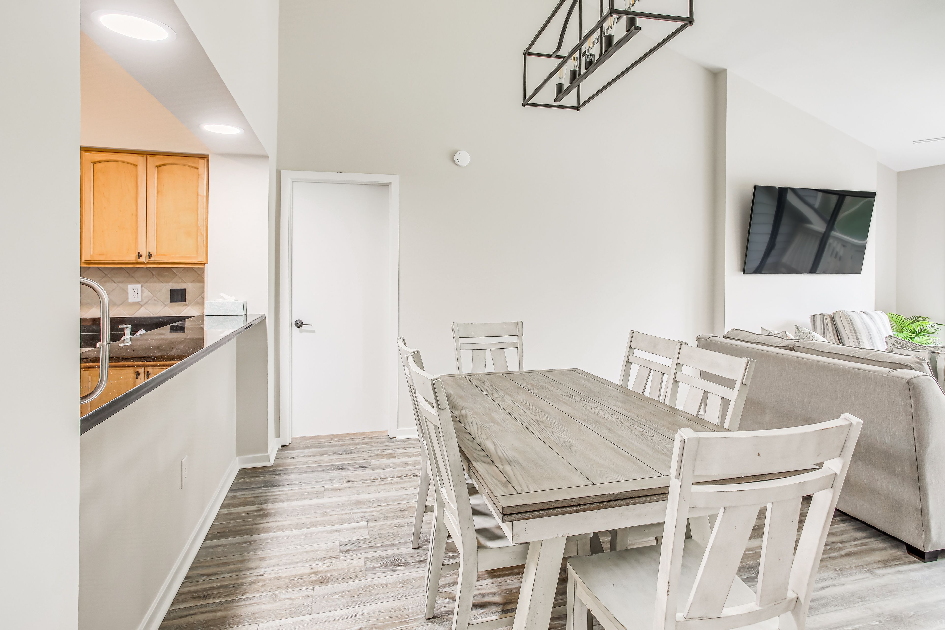 Dining Area | Dishware/Flatware Provided