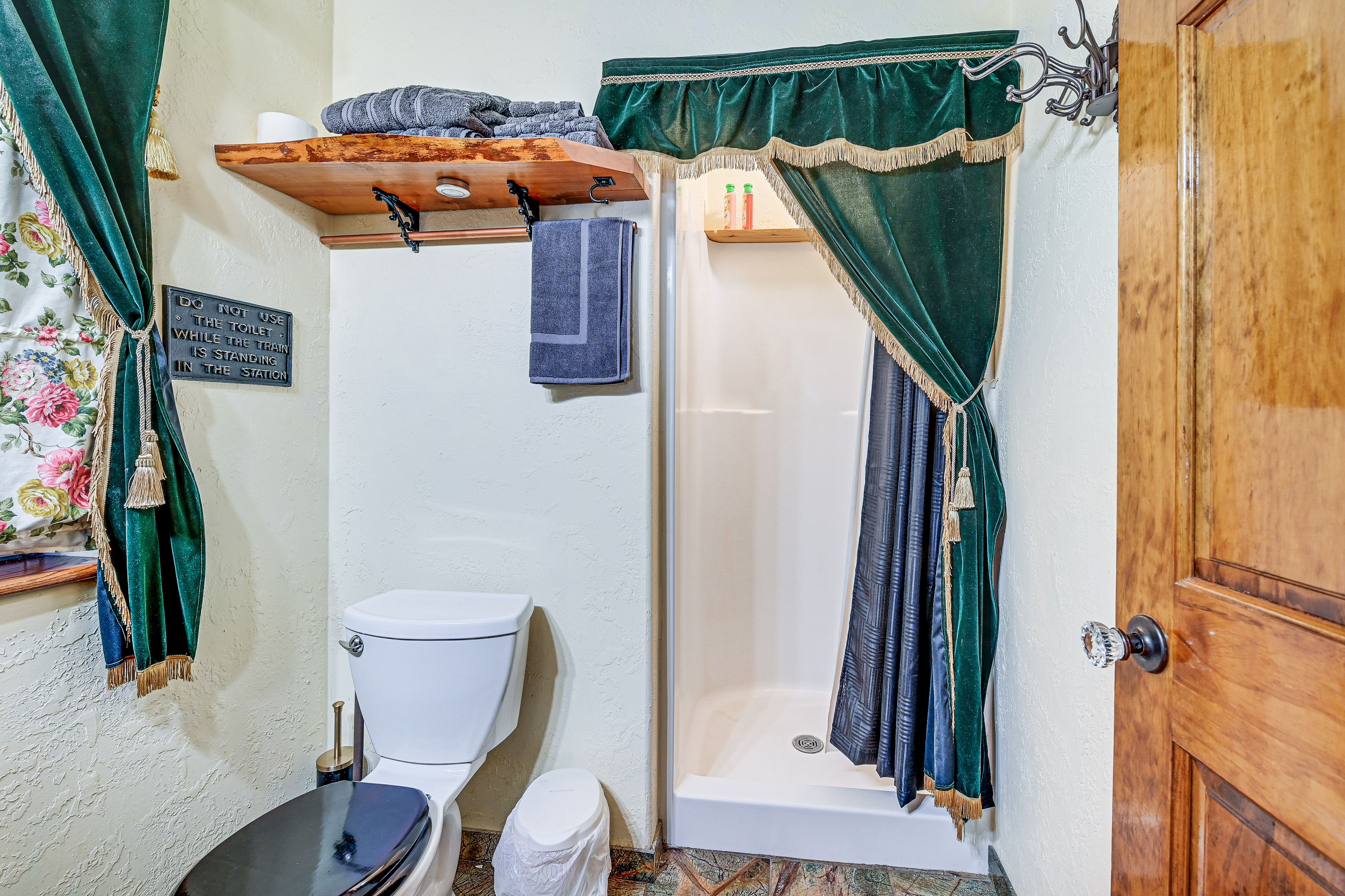 Full Bathroom | 1st Floor | Towels Provided