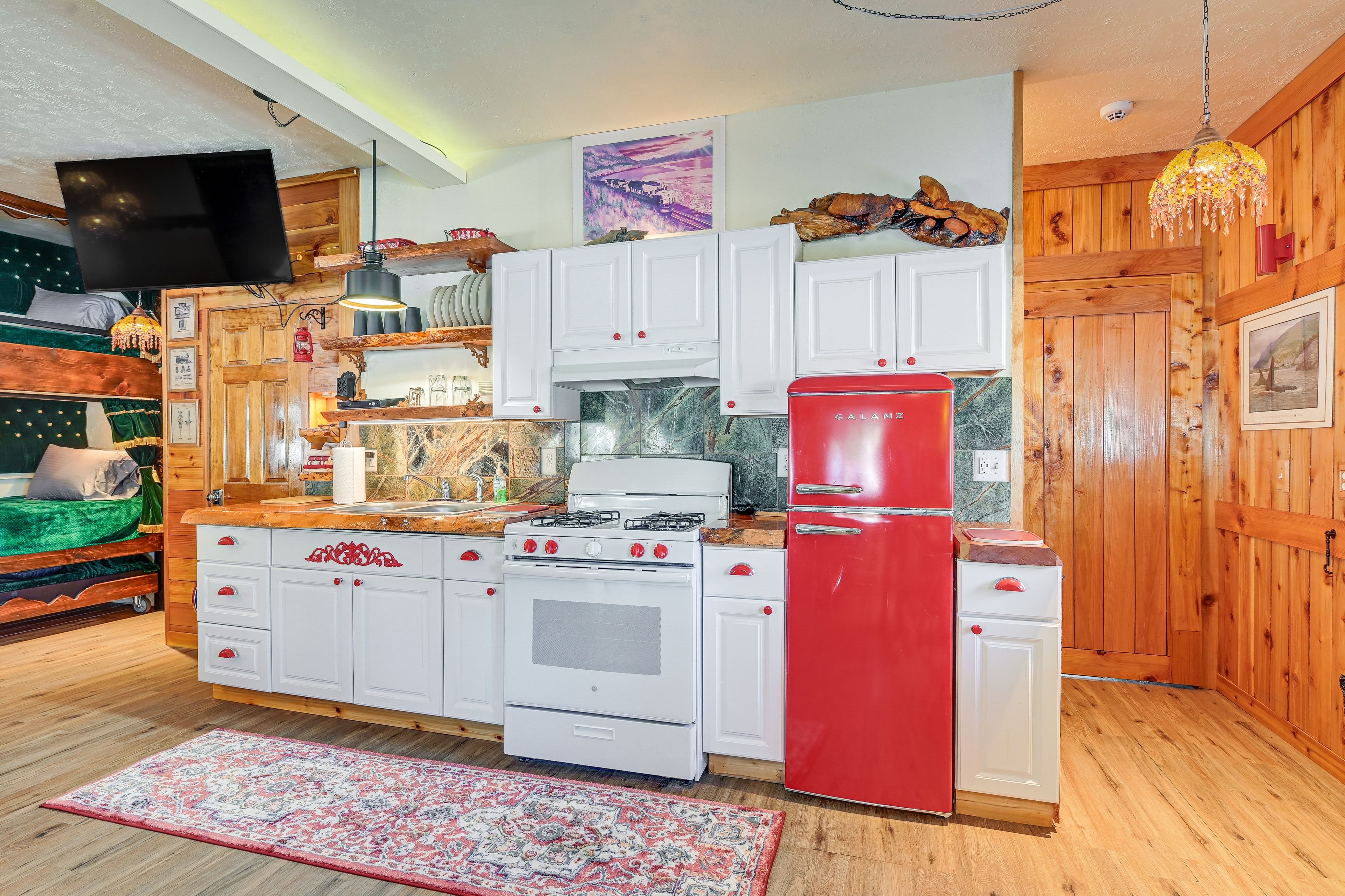 Kitchen | 1st Floor | Microwave | Single-Serve Coffee Maker