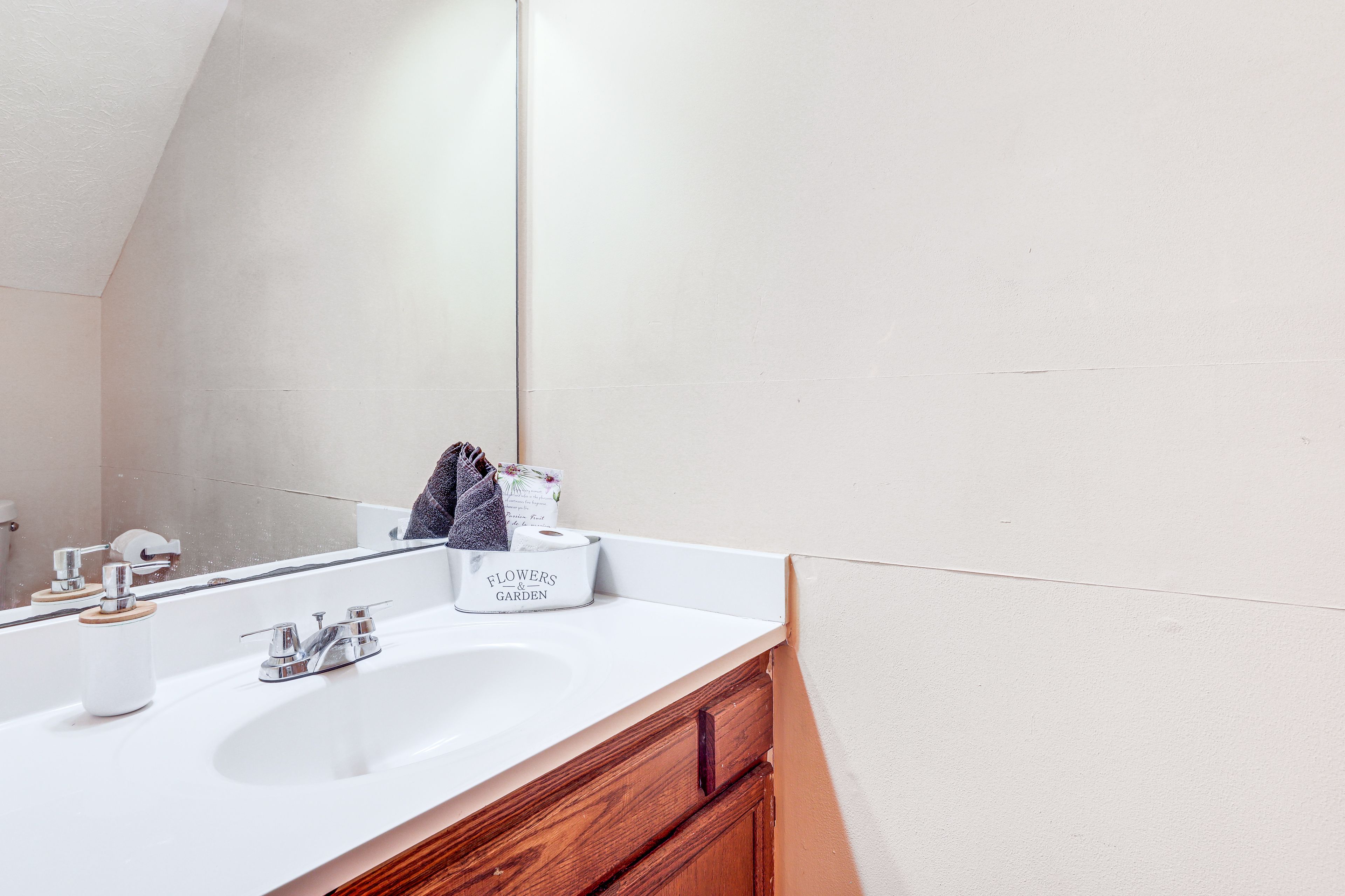Half Bathroom | 1st Floor