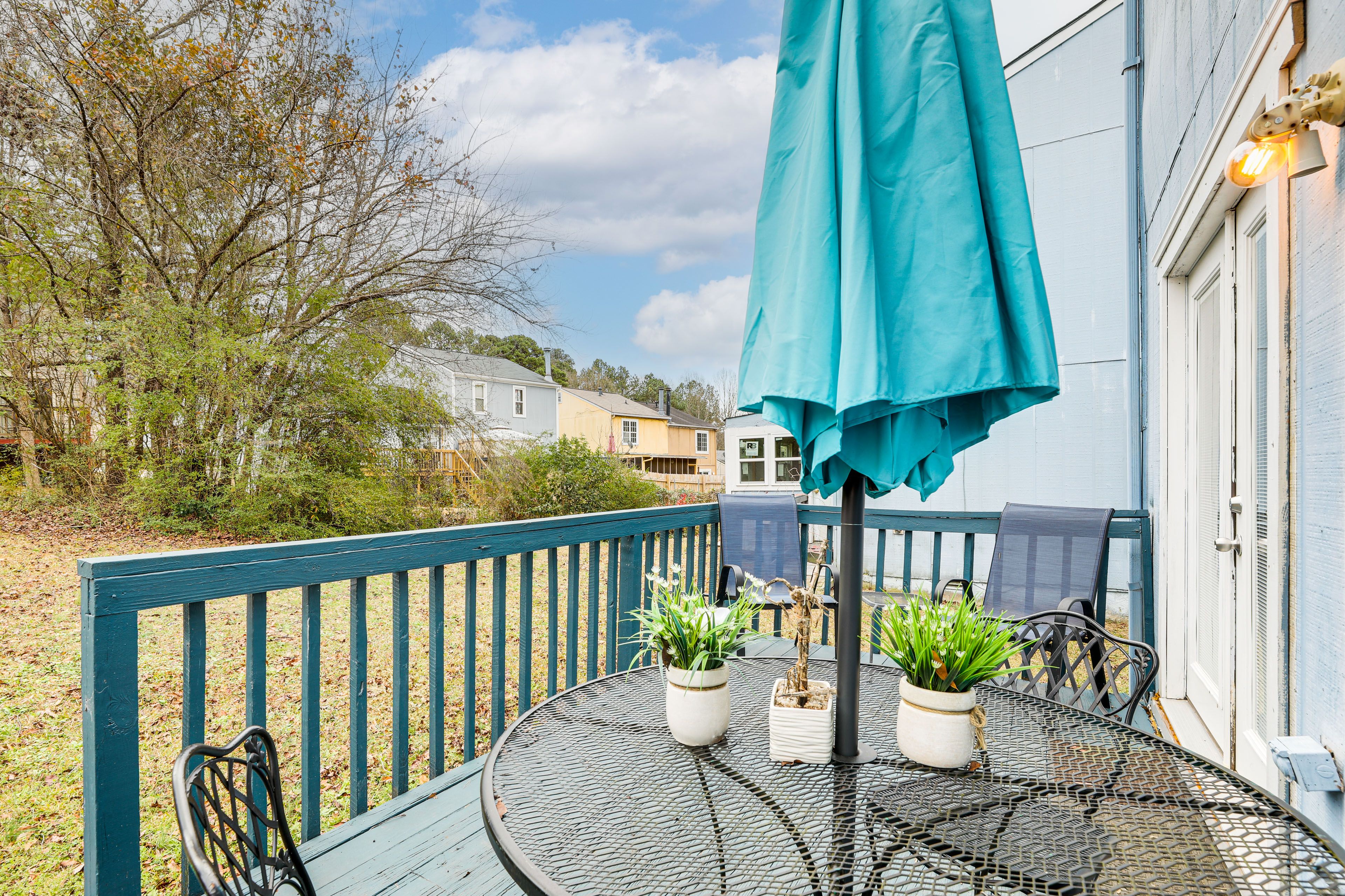 Private Deck | Outdoor Dining Set w/ Umbrella