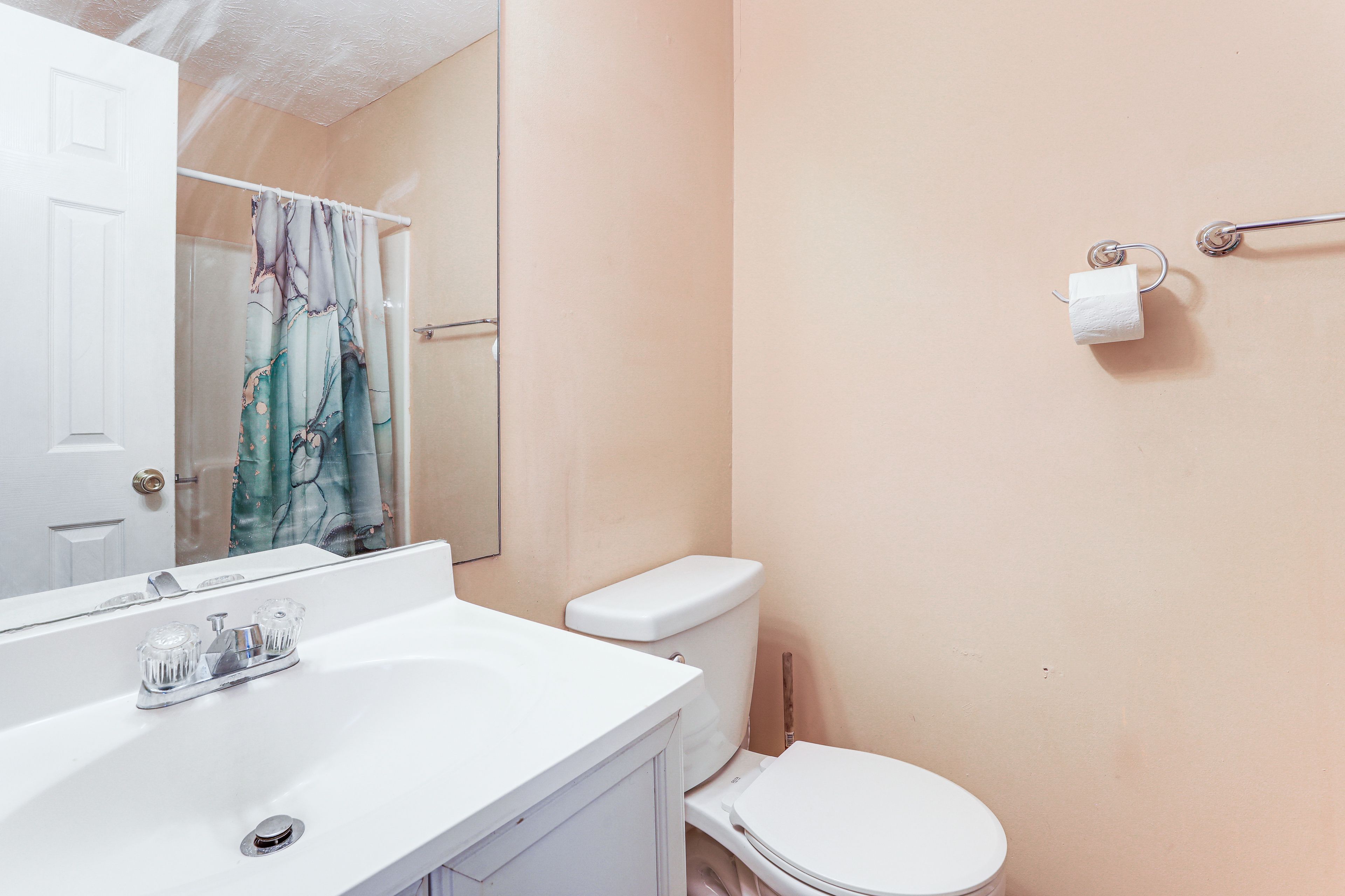 En-Suite Bathroom | 2nd Floor | Towels Provided | Hair Dryer
