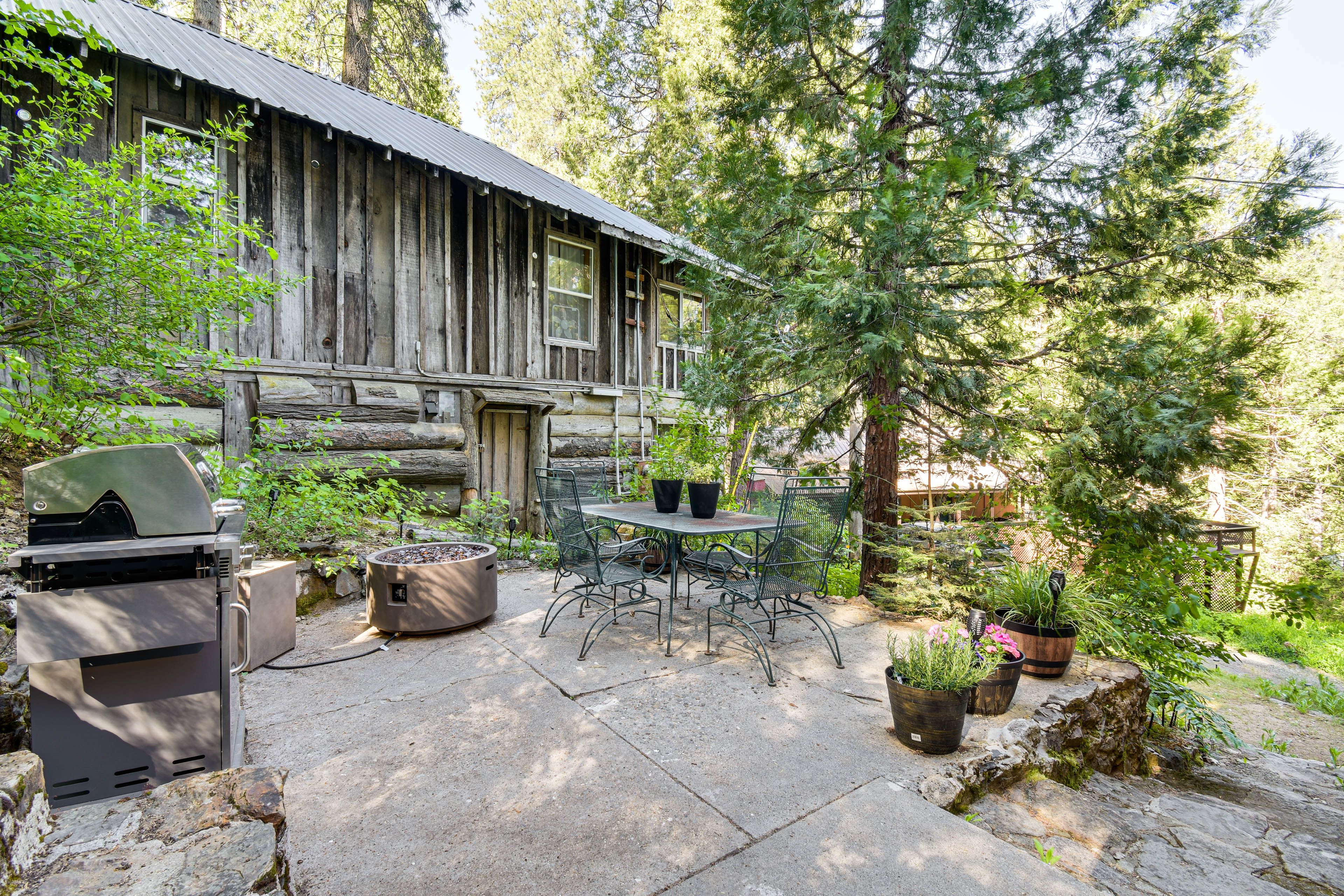 Cabin Exterior | Gas Grill | Gas Fire Pit | Outdoor Dining