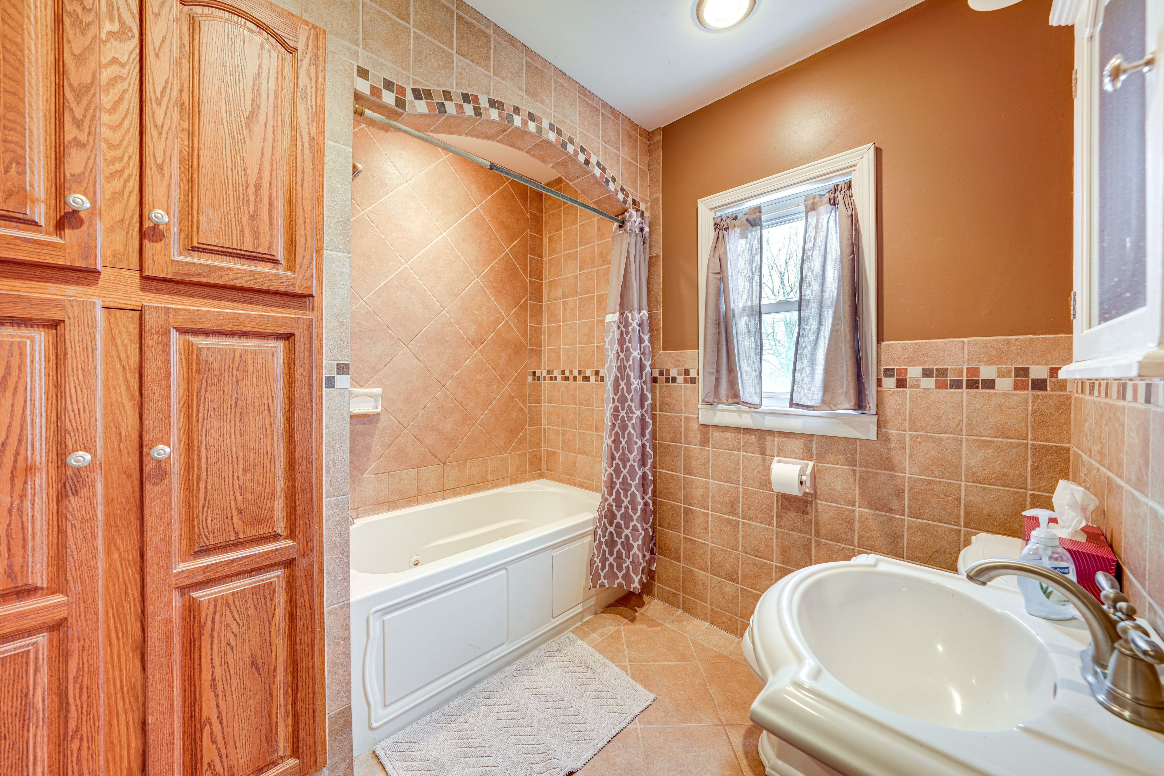 Full Bathroom | Main Level | Towels Provided