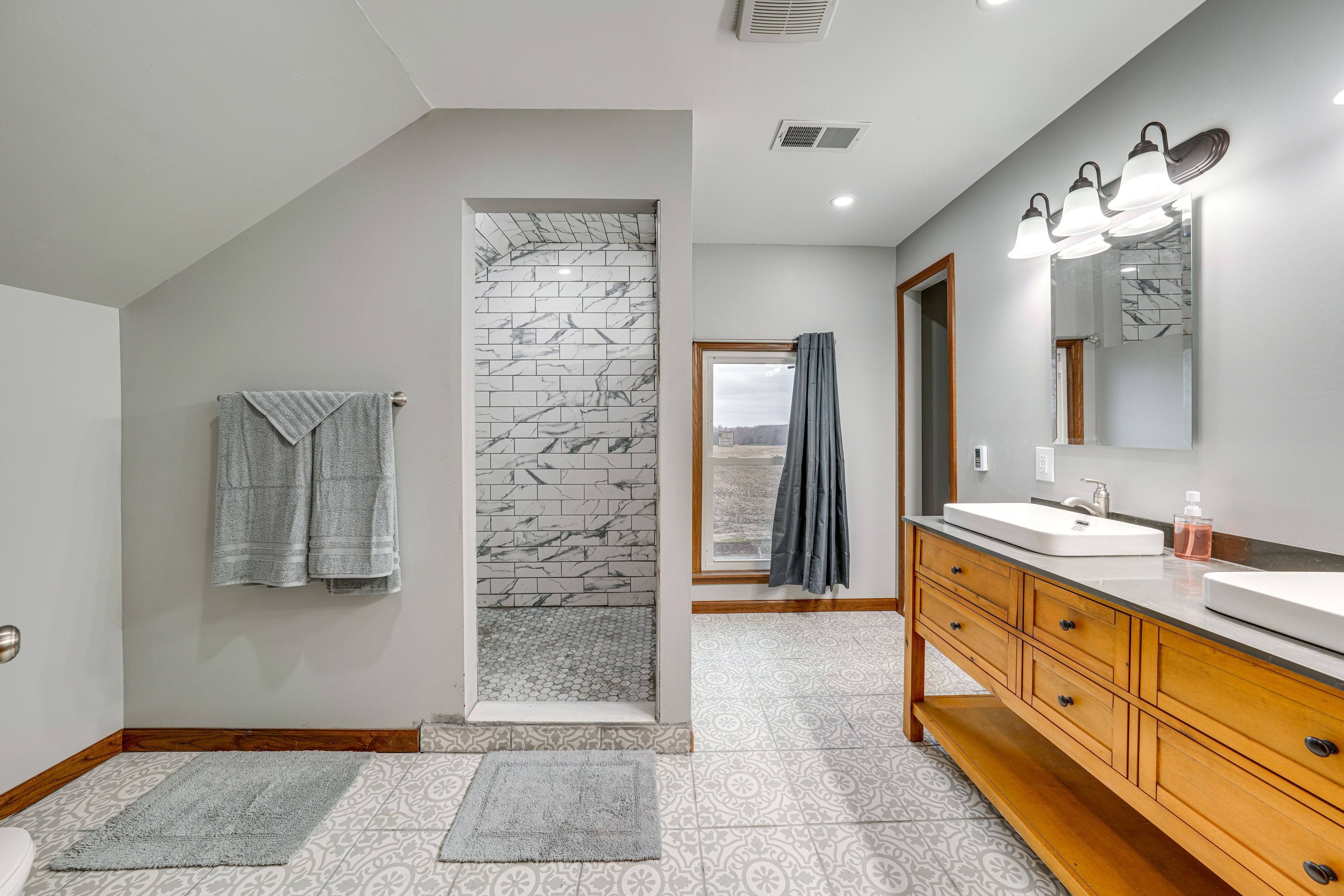 Full Bathroom | Upper Level | Complimentary Toiletries