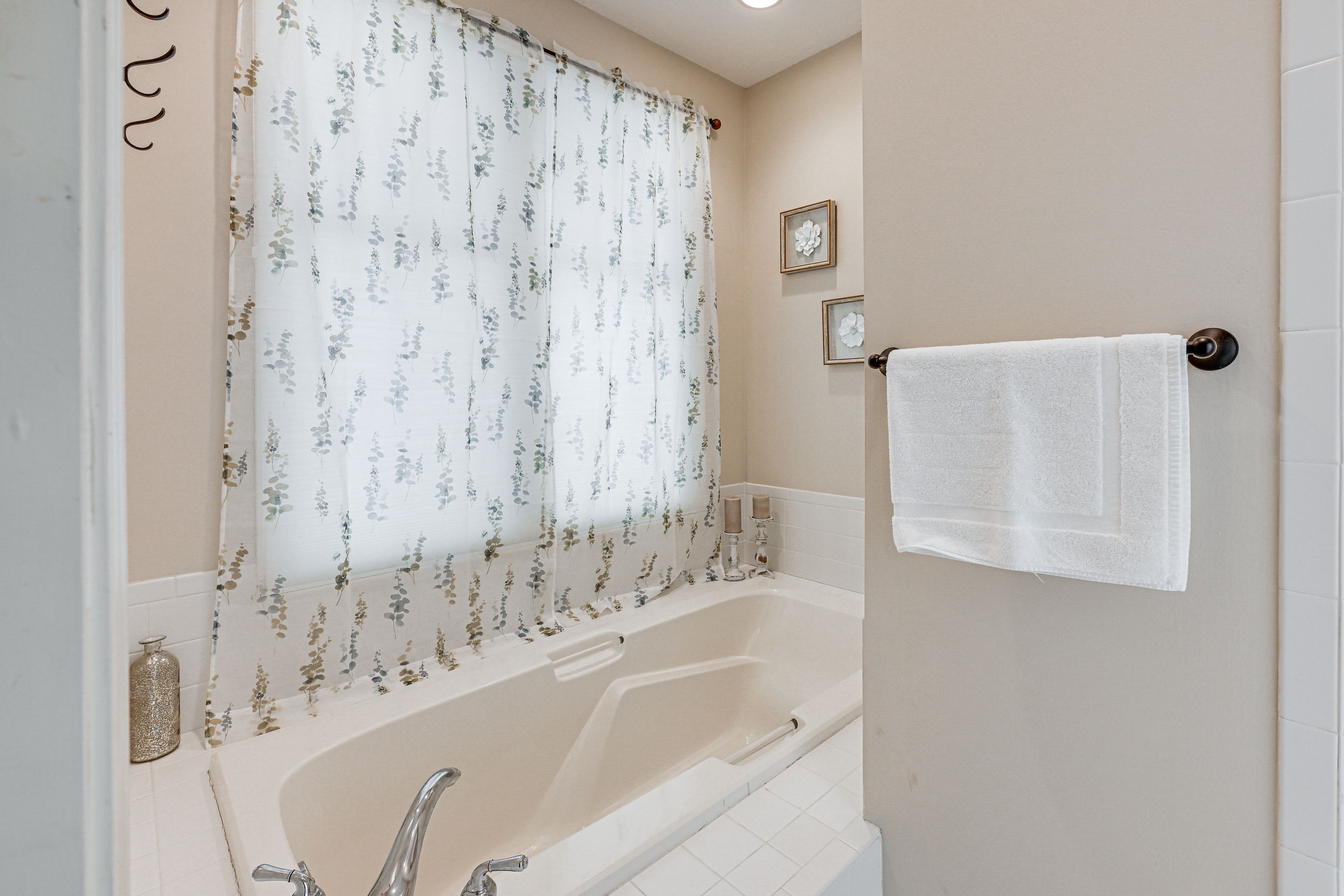 En-Suite Bathroom | 1st Floor | Towels Provided | Complimentary Toiletries