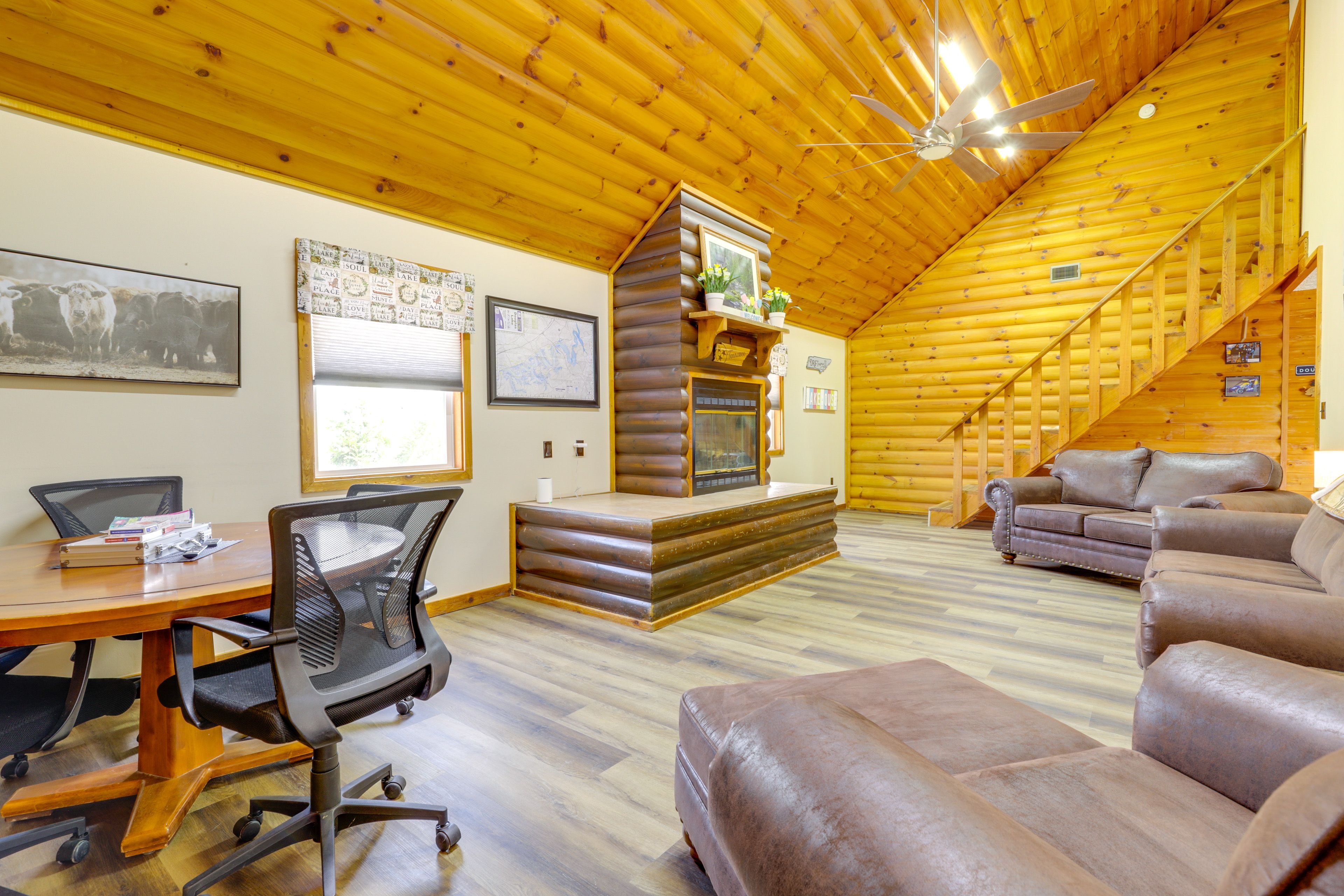 Living Room | 1st Floor | Queen Sleeper Sofa | Smart TV | Free WiFi | Card Table