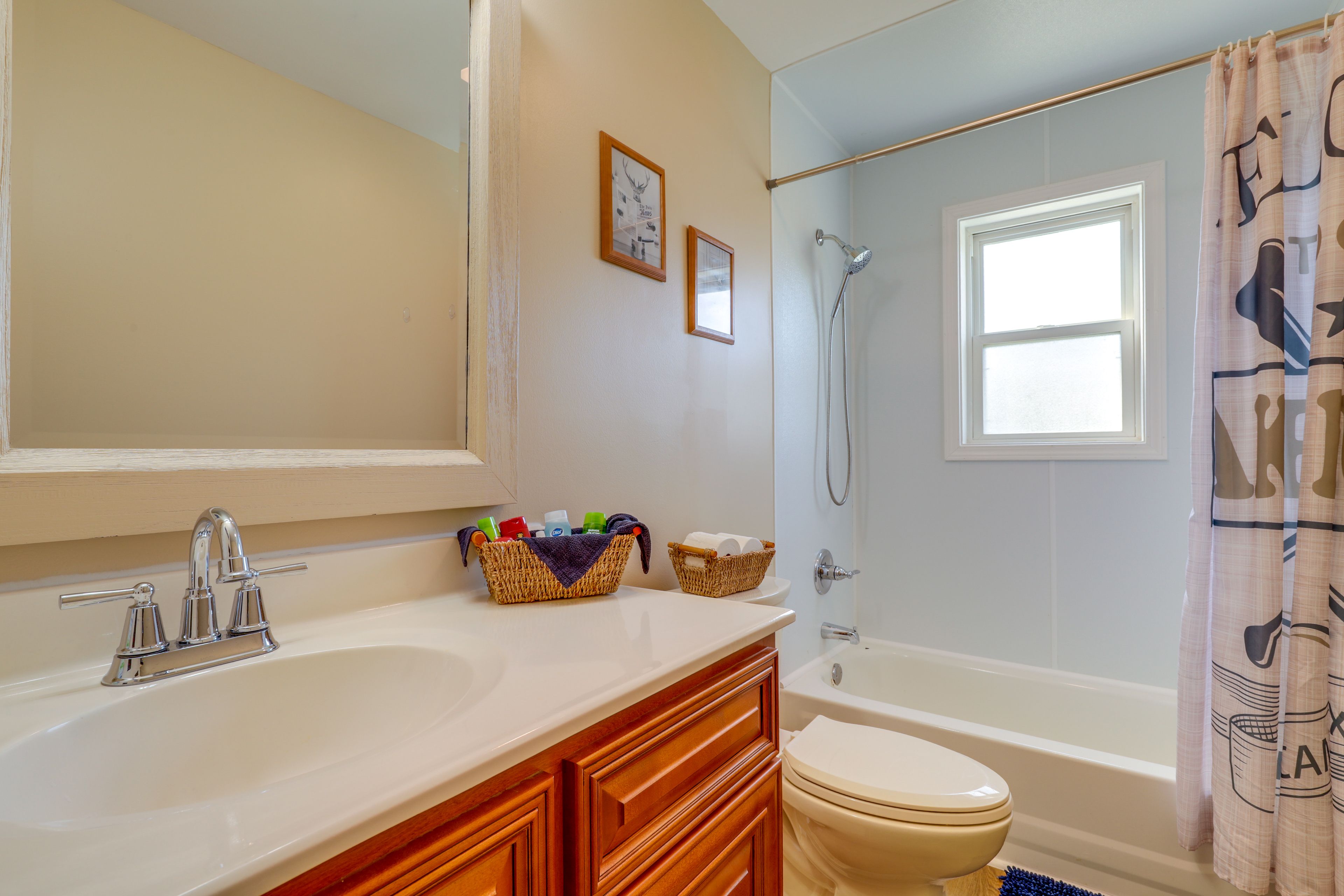 Full Bathroom | 1st Floor | Complimentary Toiletries | Hair Dryer