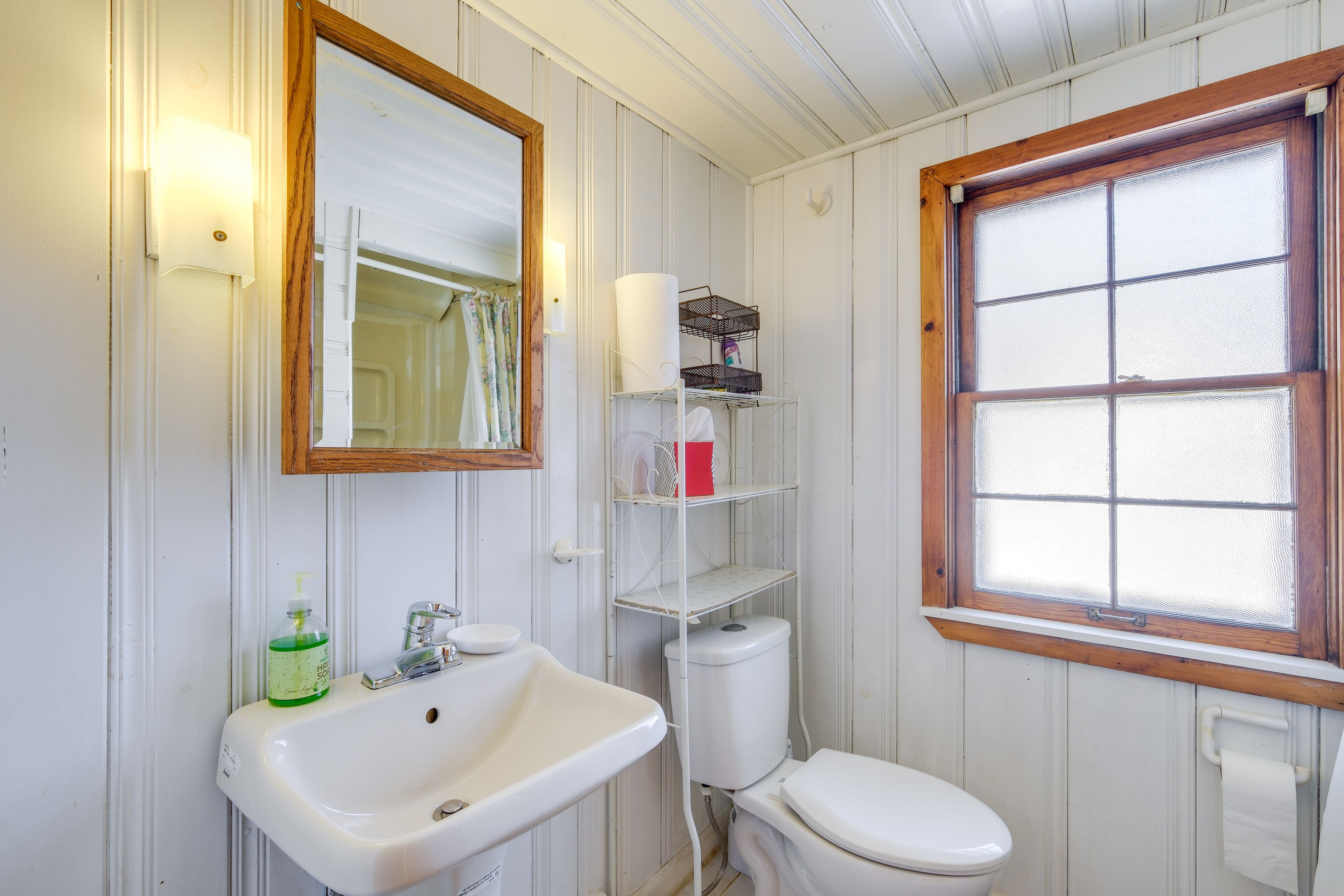 Full Bathroom | Shower | Complimentary Toiletries | 3rd Floor