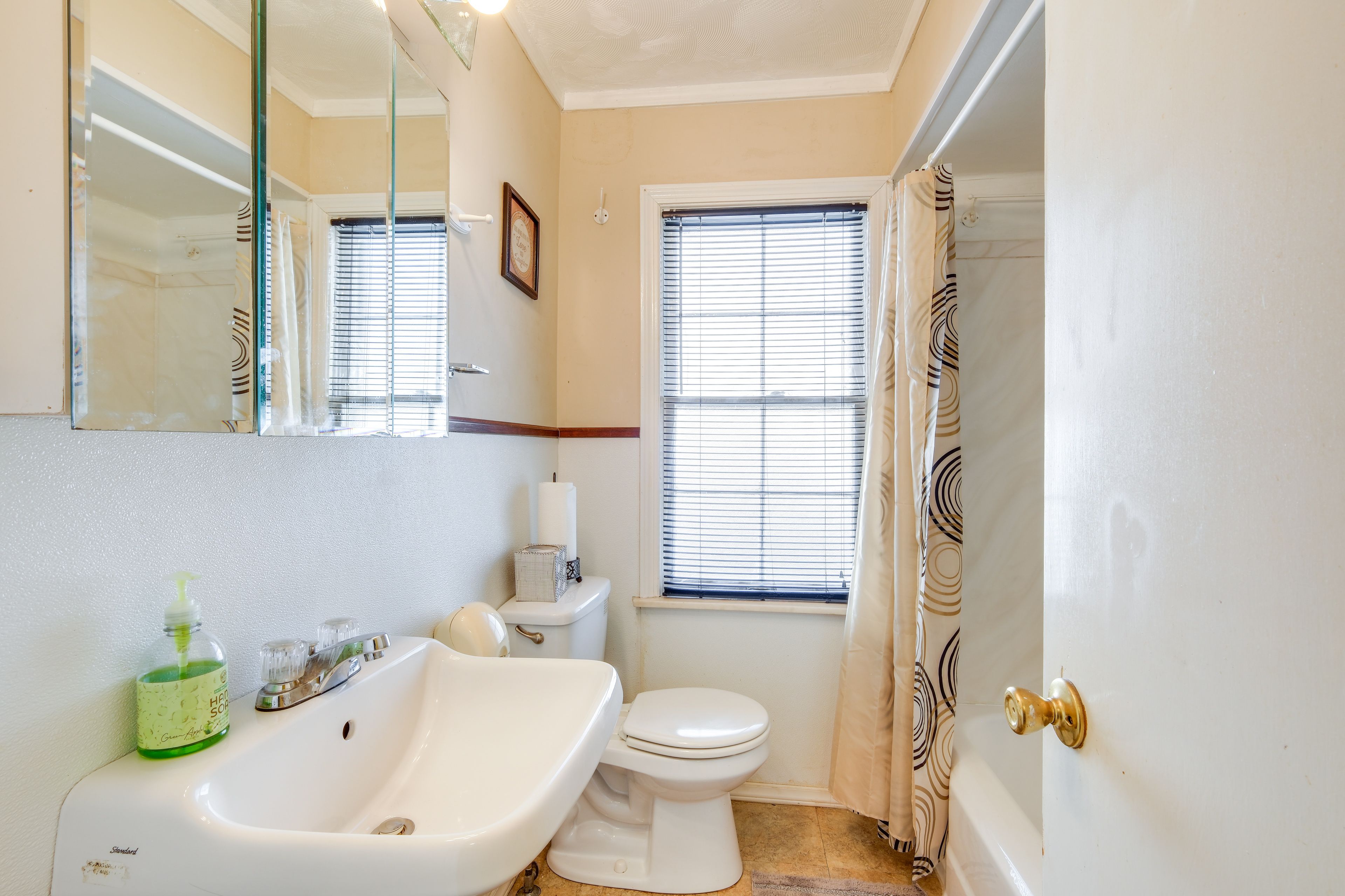 Full Bathroom | 2nd Floor