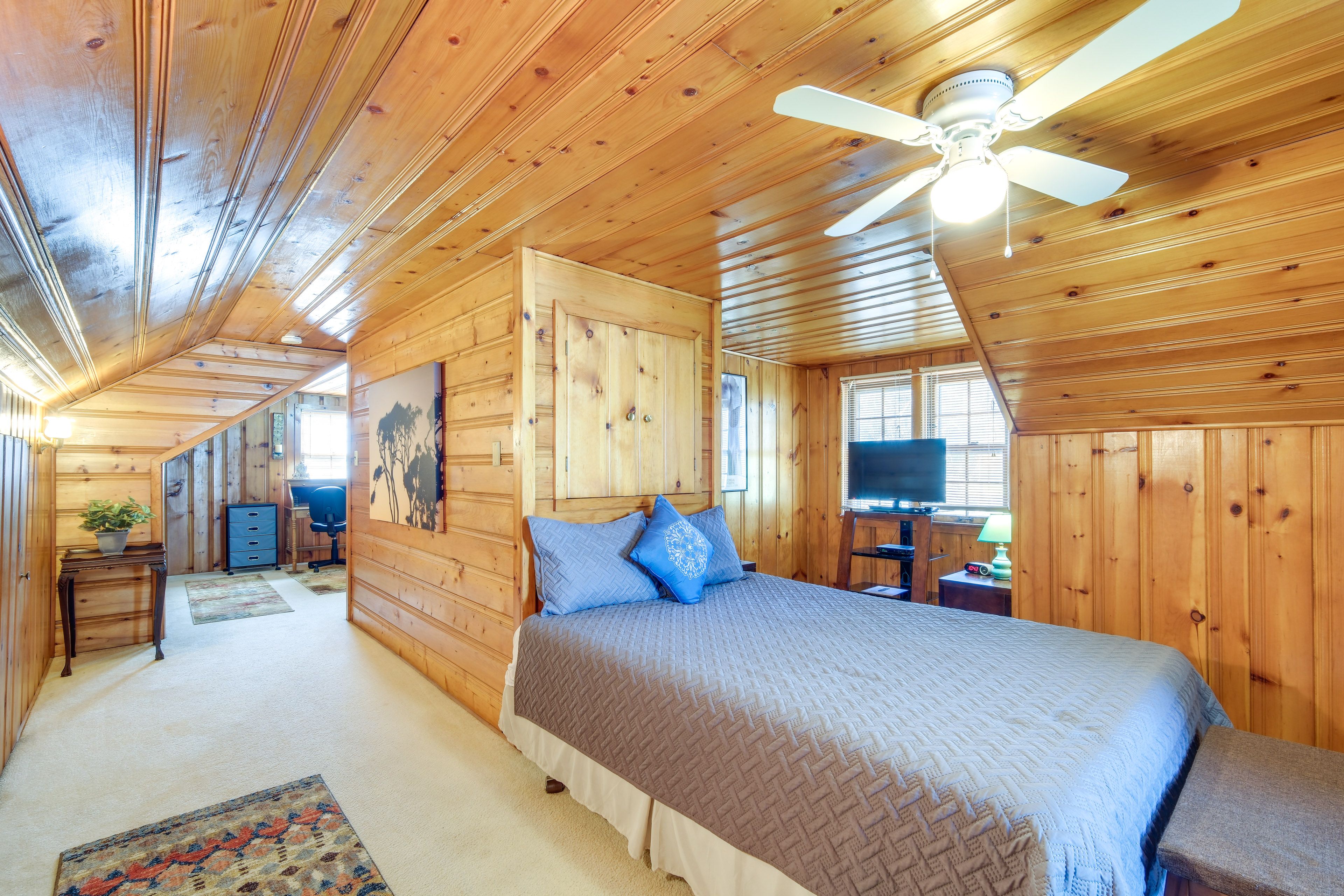 Bedroom Suite | Queen Bed | En-Suite Bathroom | 3rd Floor