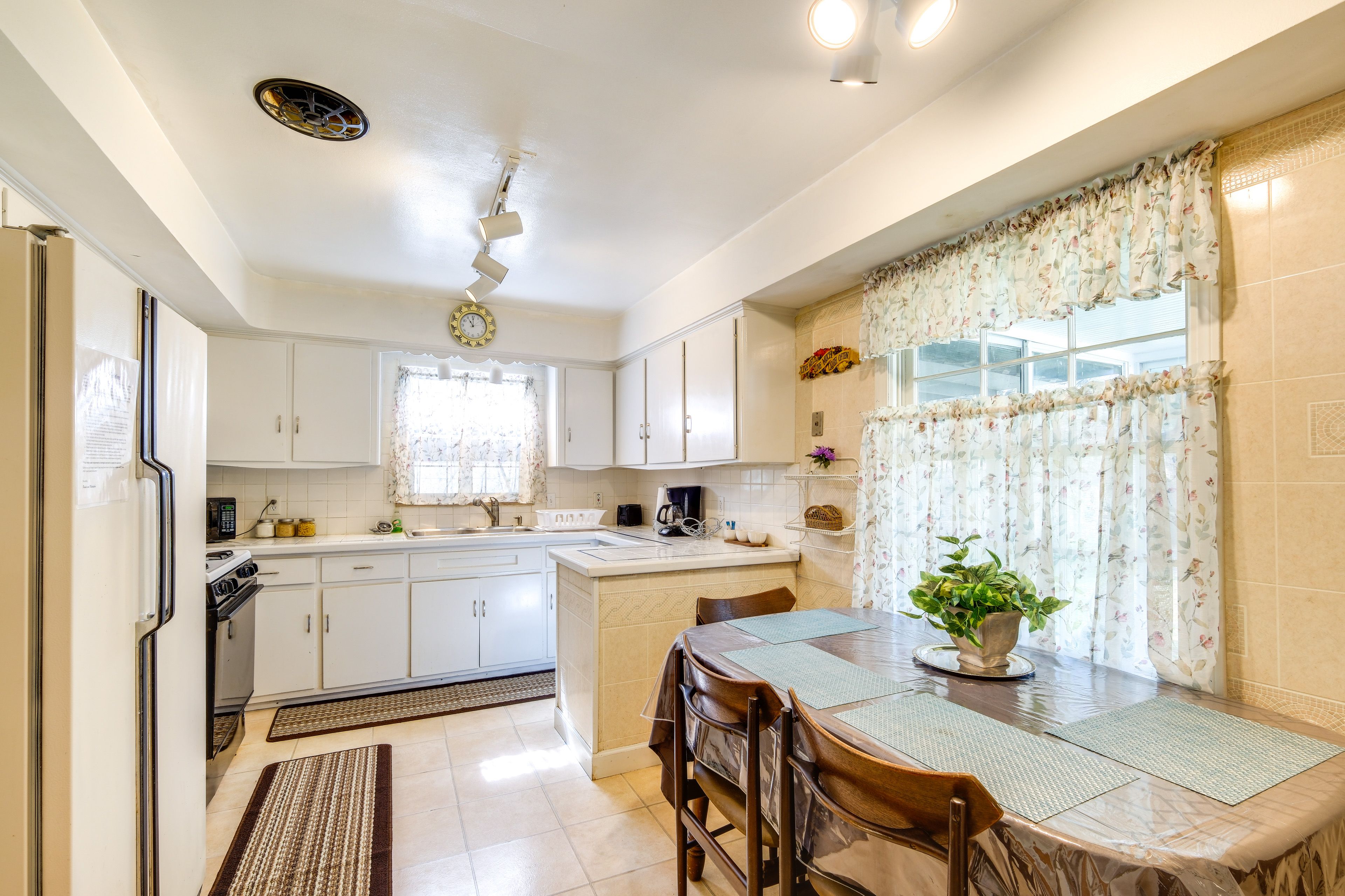 Kitchen | 2 Workstations | Free WiFi | Central Air Conditioning/Heat