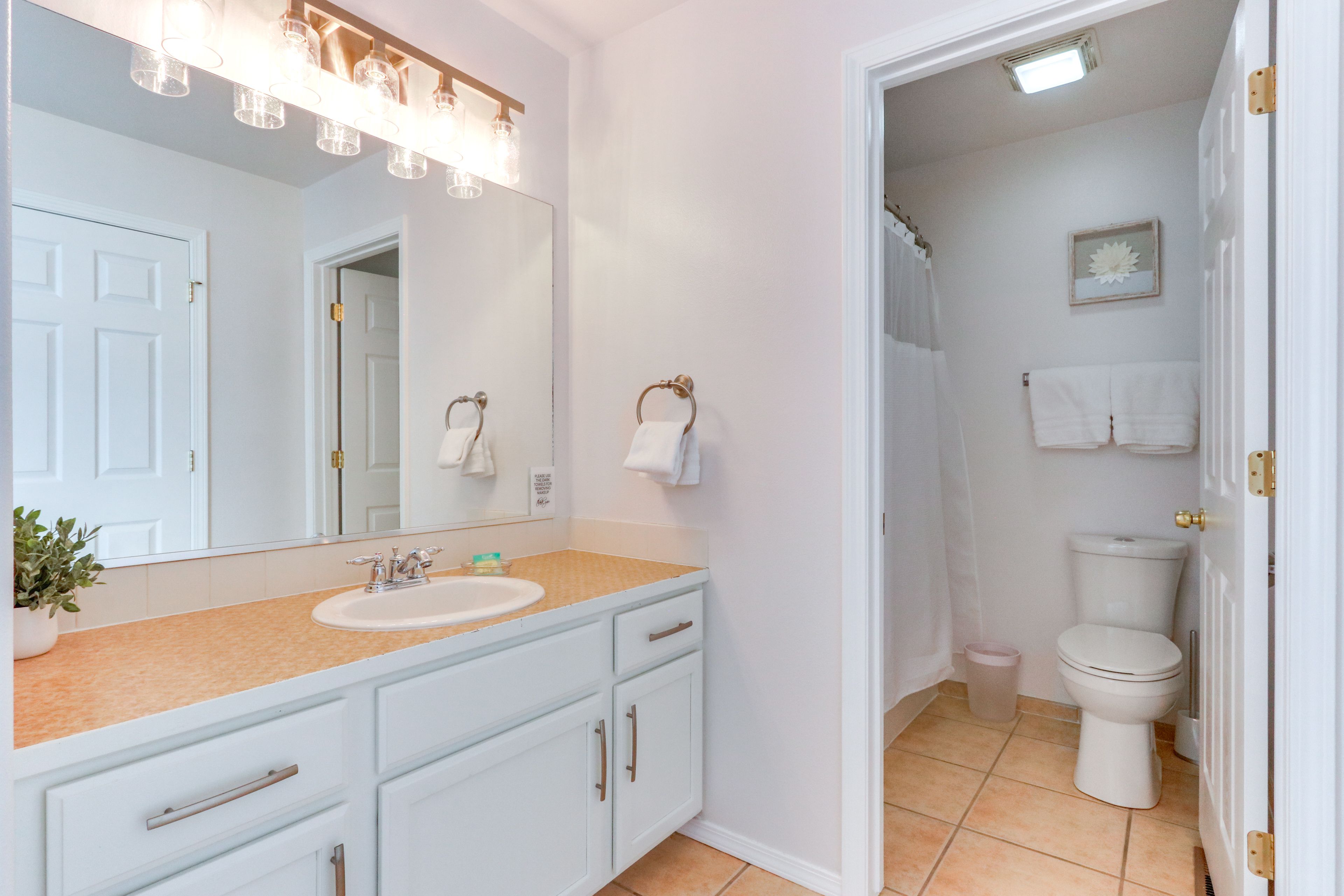 En-Suite Bathroom | Upper Level | Complimentary Toiletries | Hair Dryer