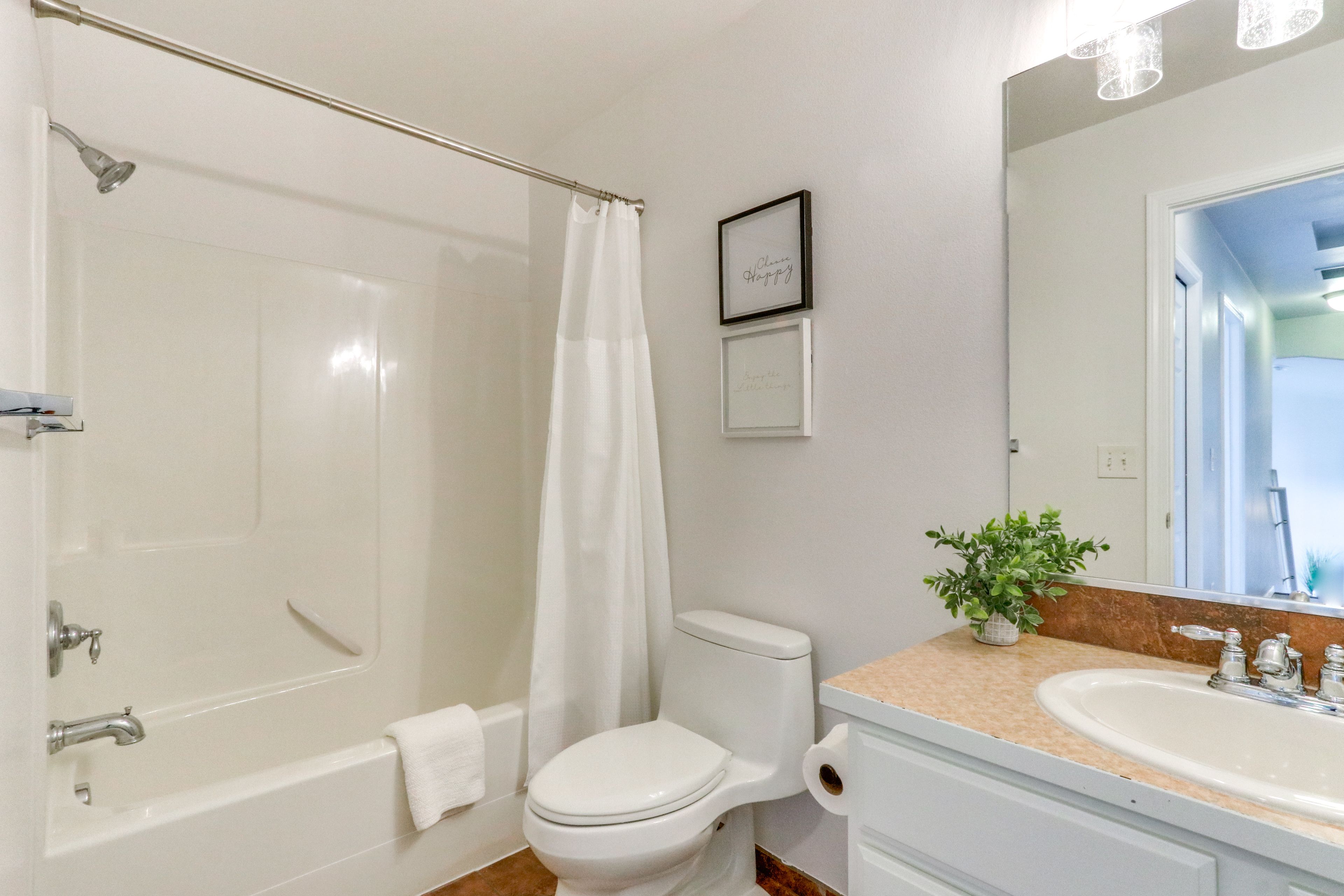 Full Bathroom | Upper Level | Towels Provided