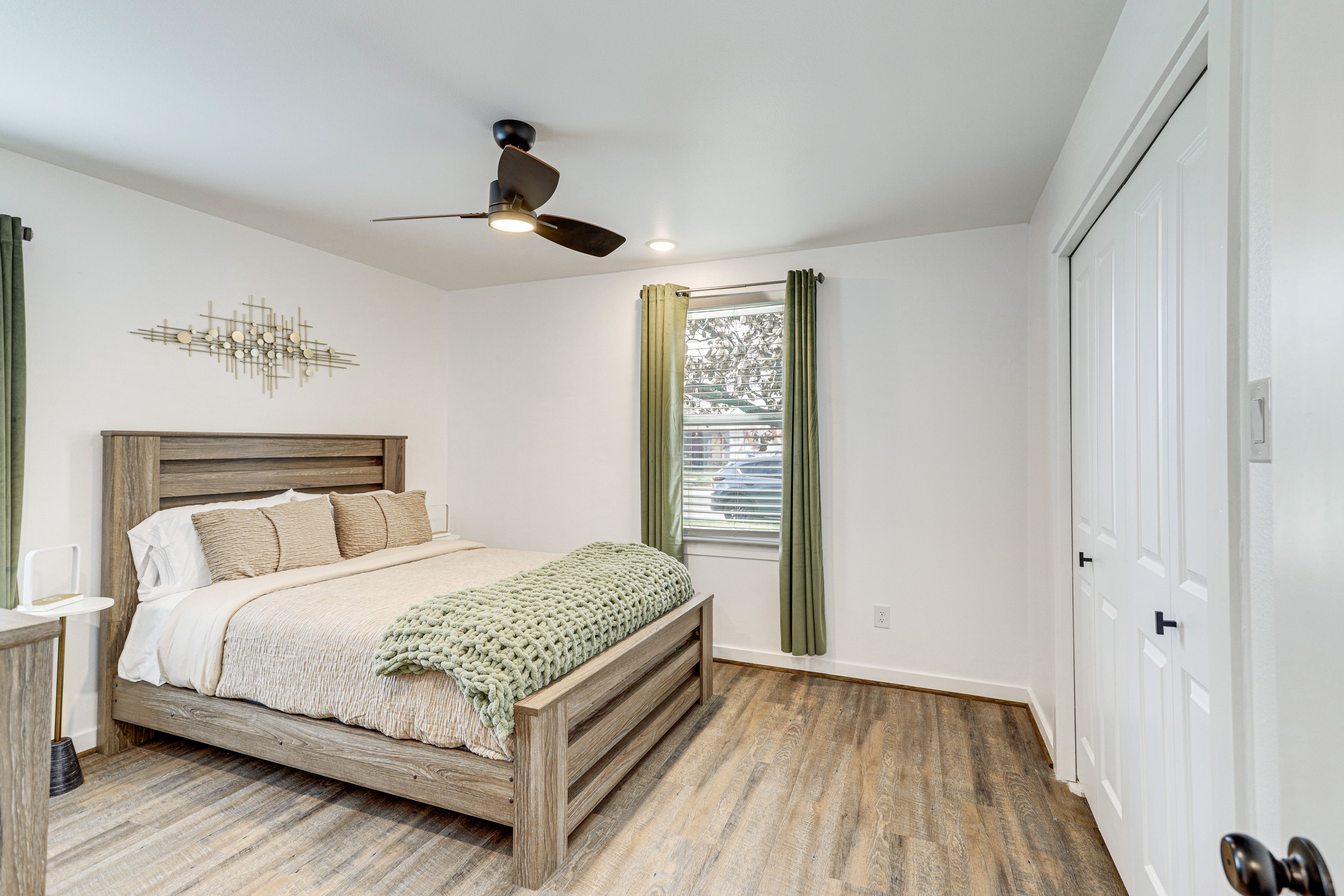 Bedroom 1 | Queen Bed