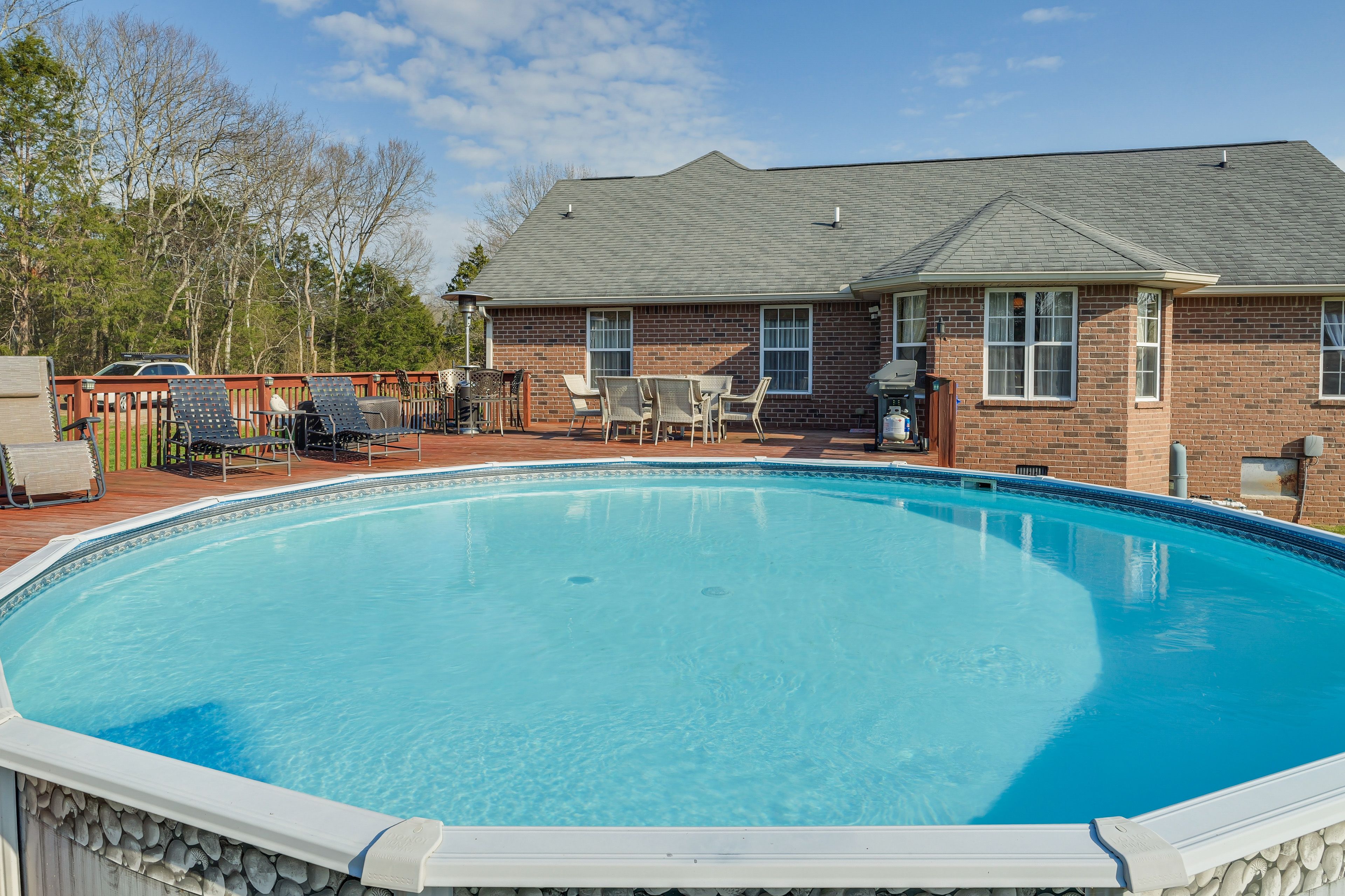Pool (Memorial Day-Labor Day)