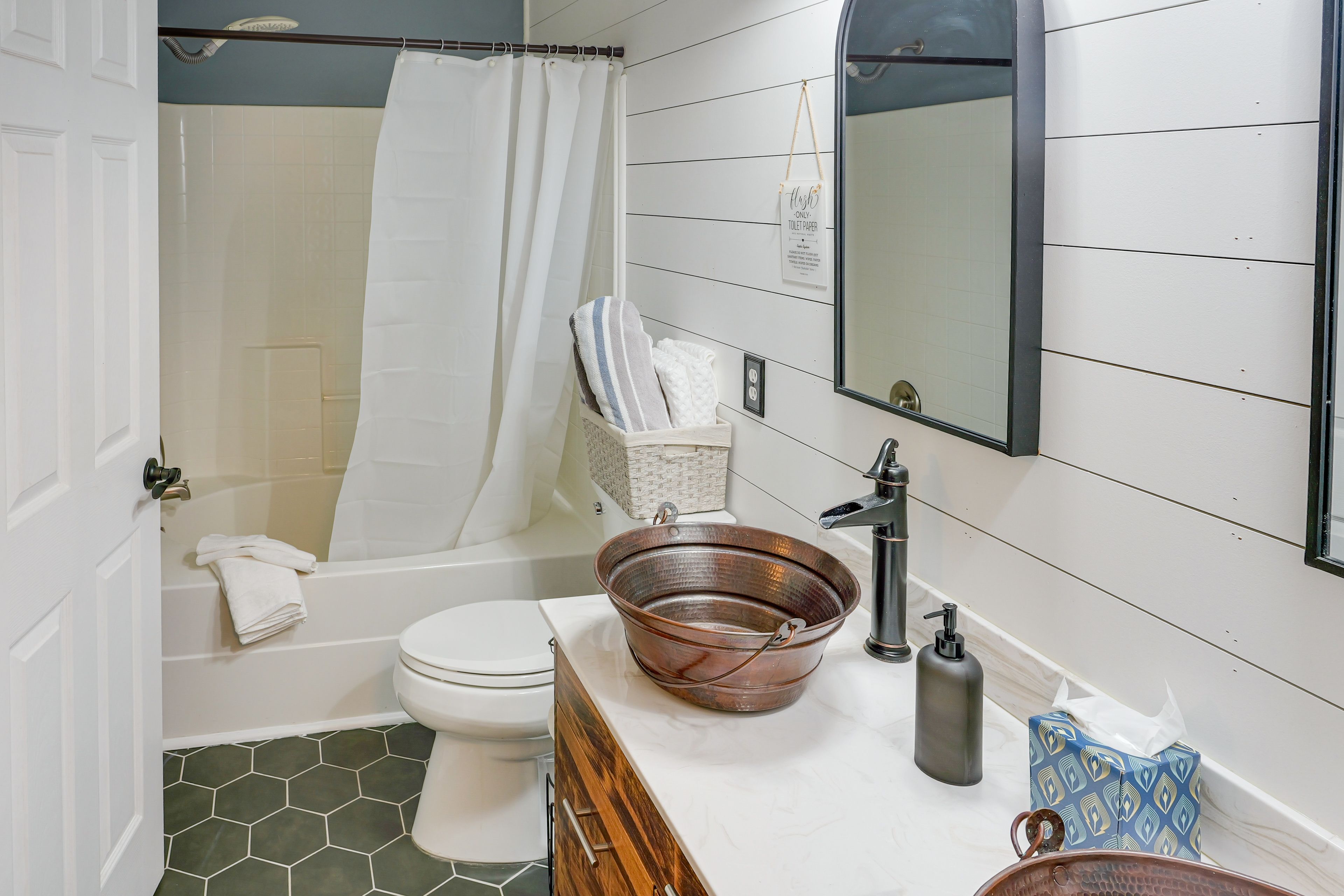 Full Bathroom | 1st Floor | Towels Provided