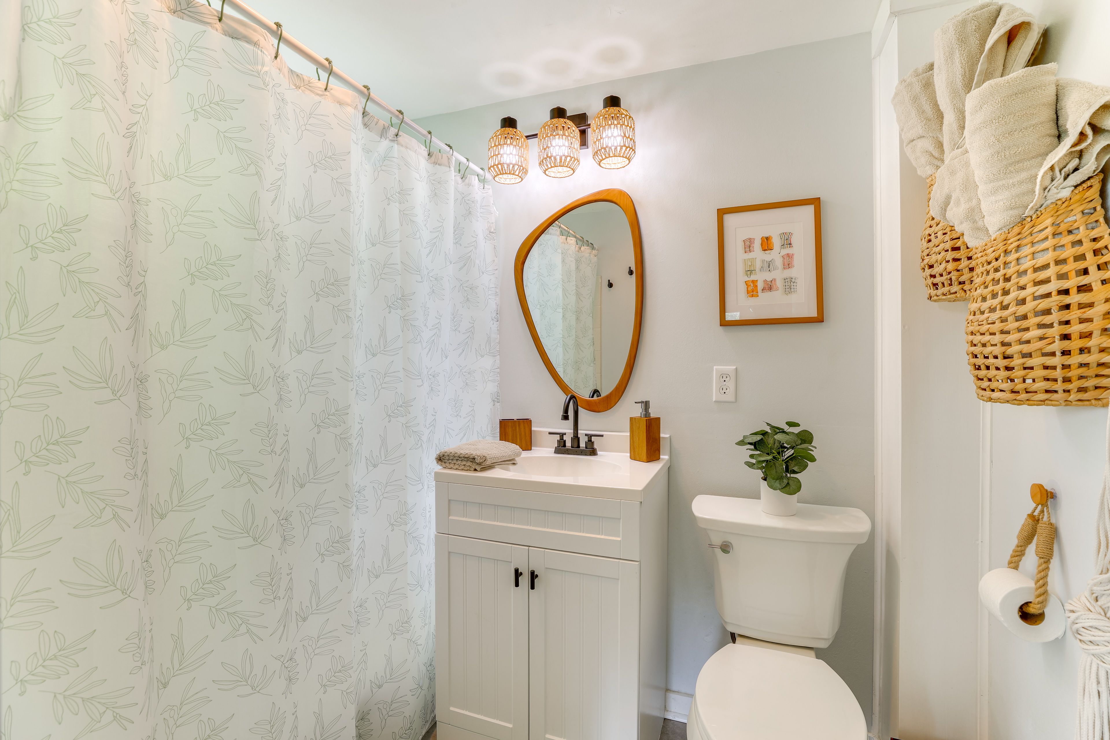 Full Bathroom | 1st Floor | Complimentary Toiletries