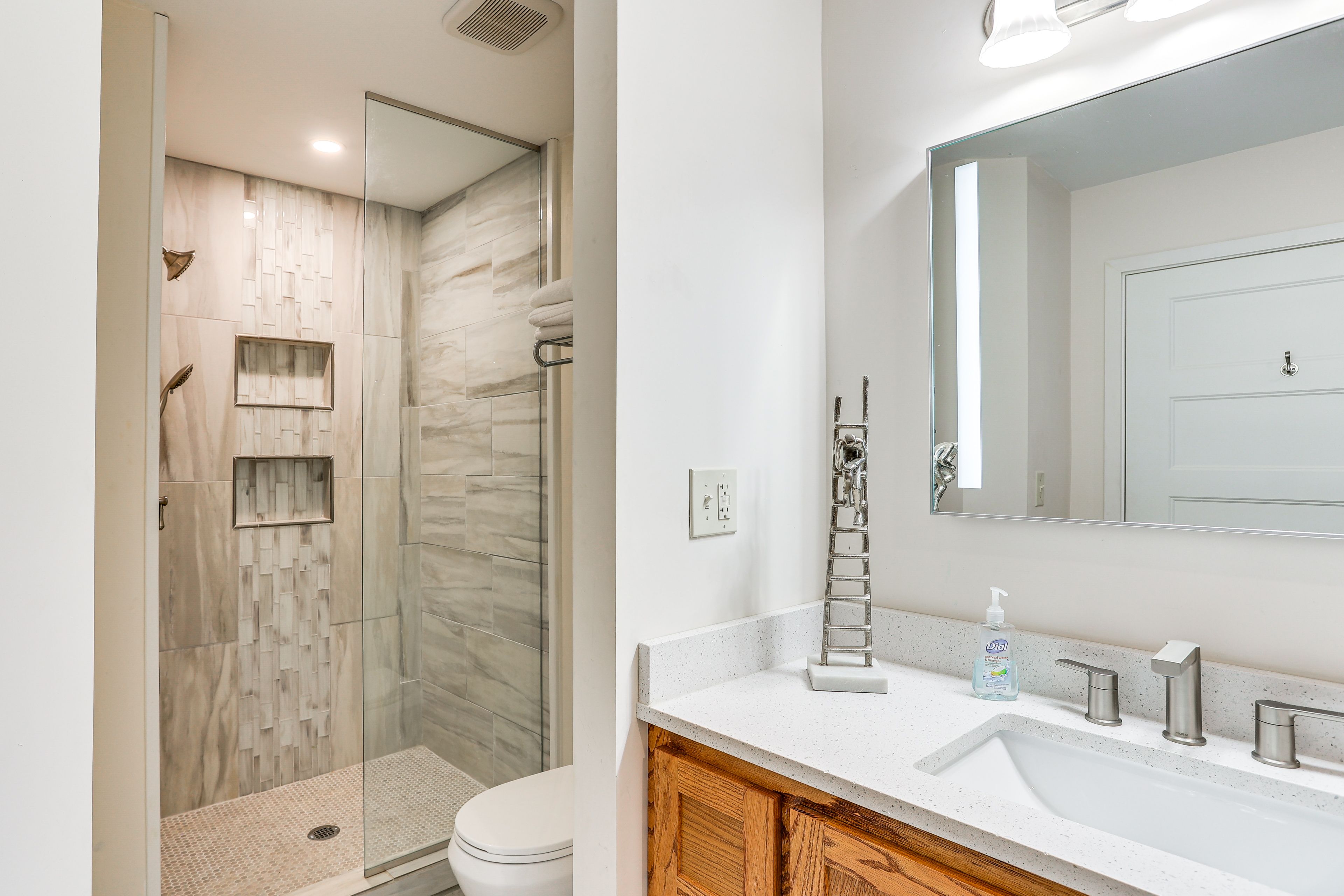 Full Bathroom | Complimentary Toiletries | 1st Floor